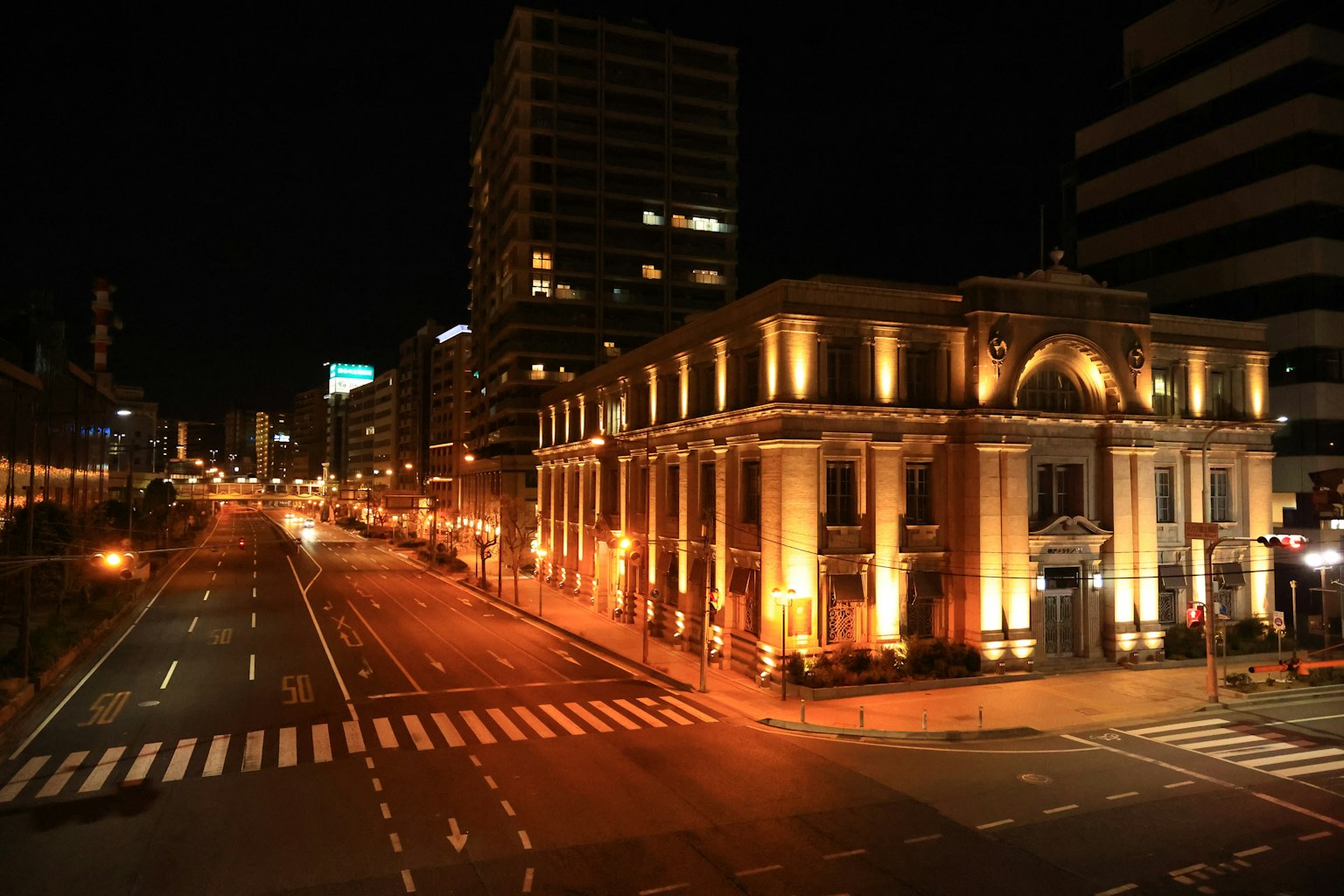 夜间城市街道照亮的建筑