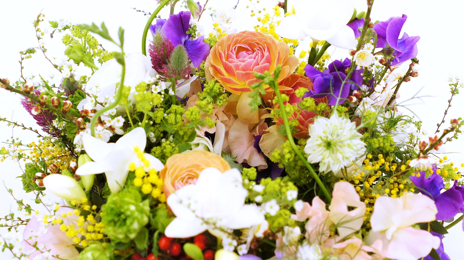 การจัดดอกไม้ที่สวยงามประกอบด้วยดอกกุหลาบและกล้วยไม้ที่หลากหลายสี