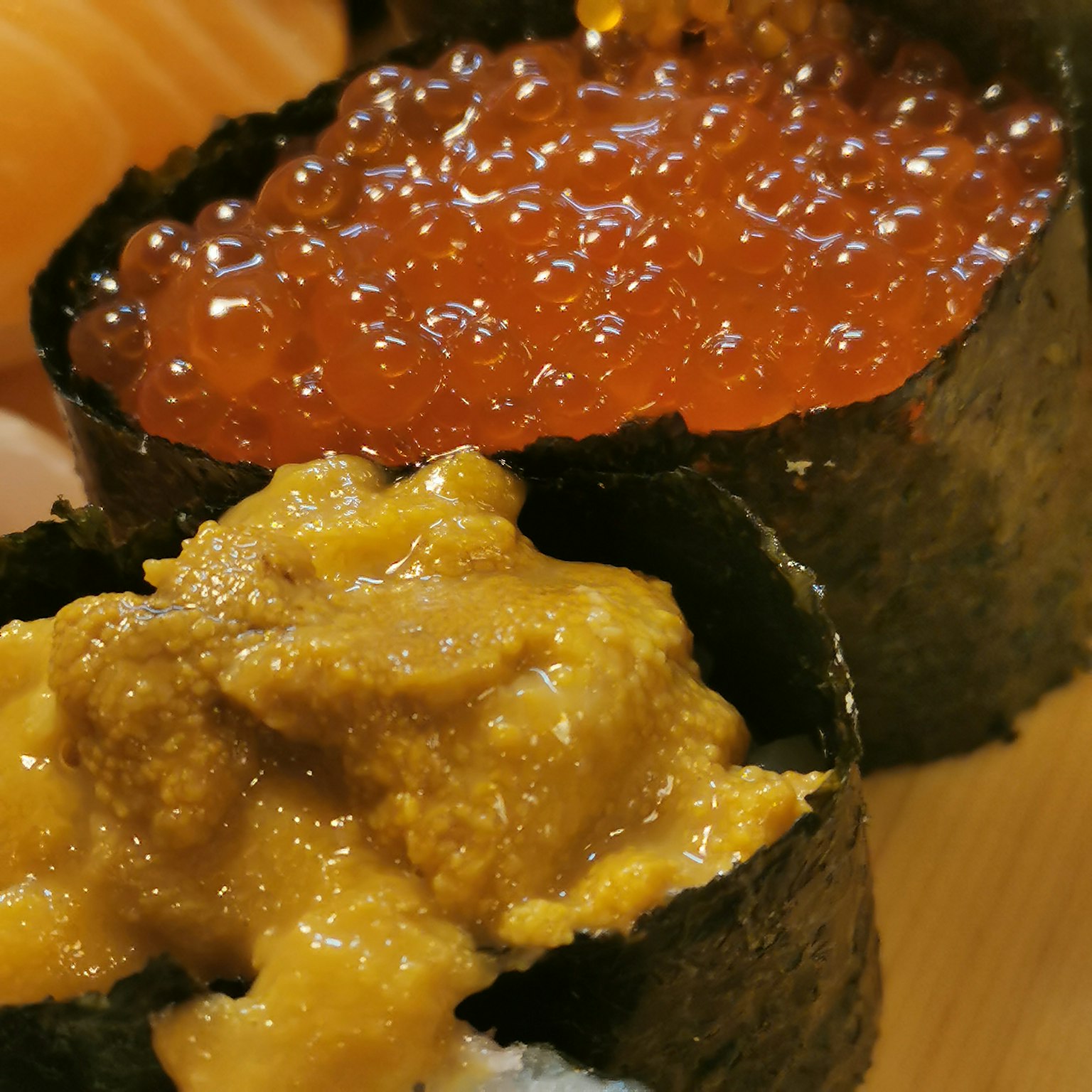 Sushi délicieux avec du uni et des œufs de saumon vibrants