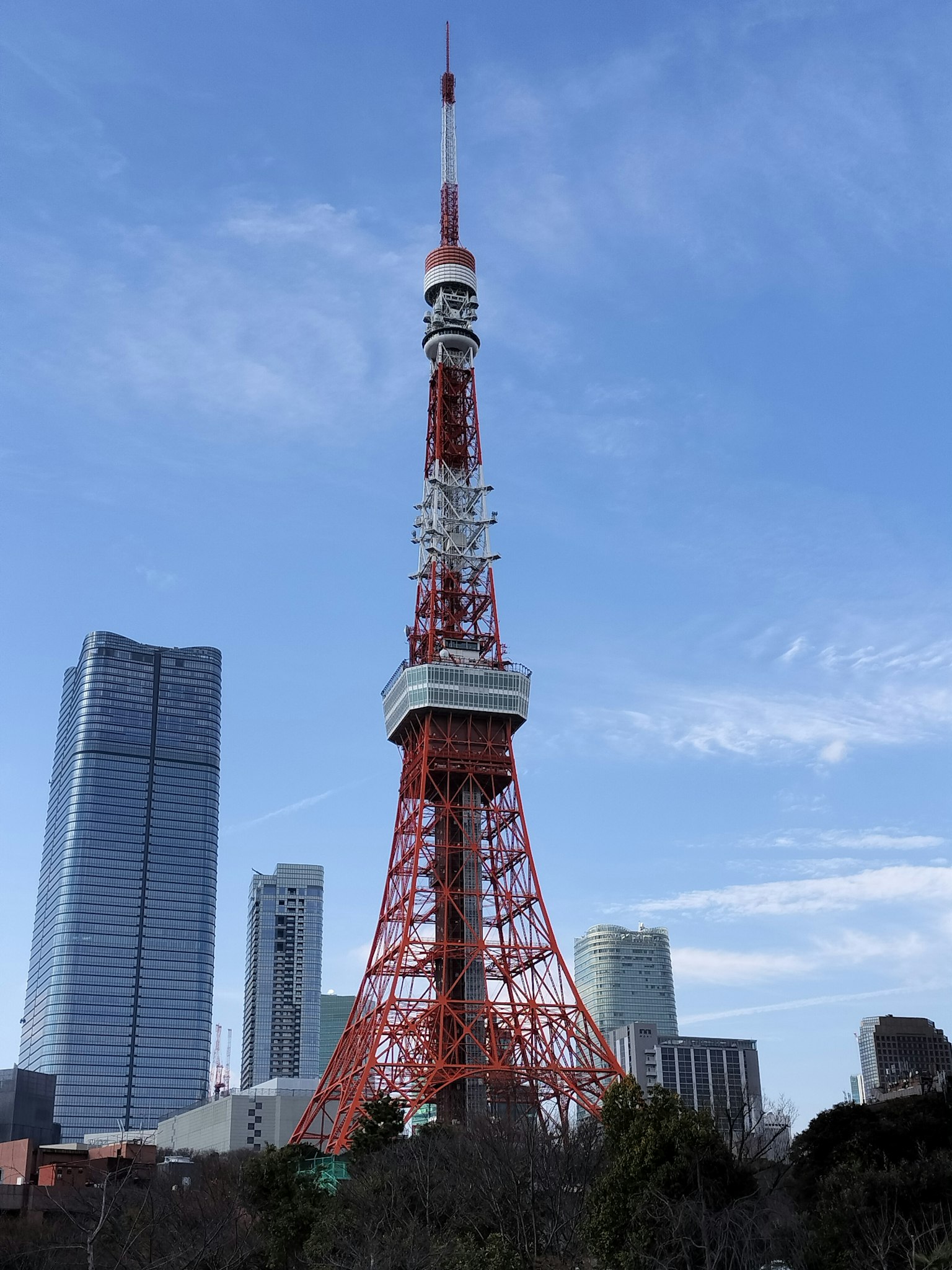 Menara Tokyo dengan gedung pencakar langit di latar belakang