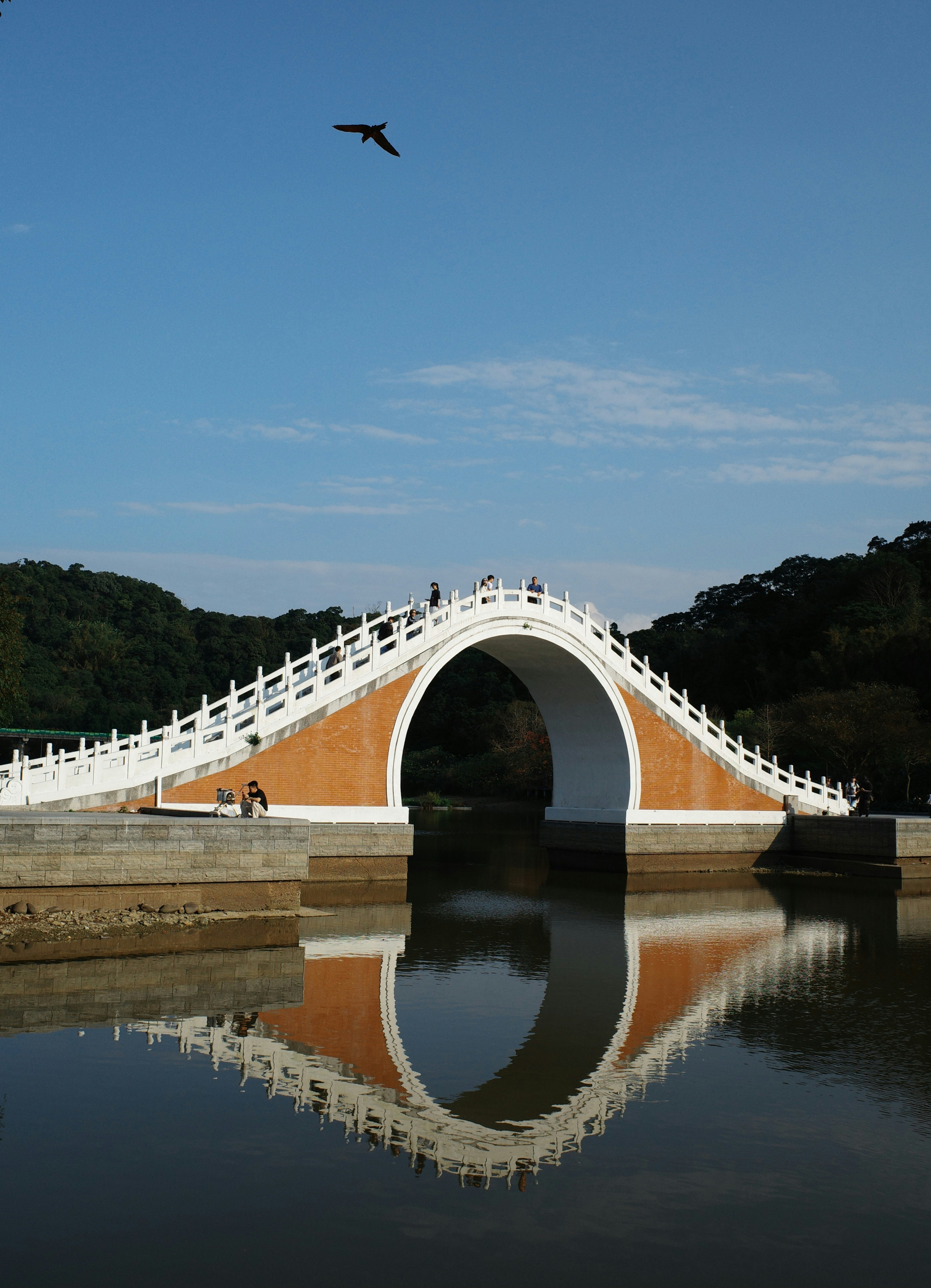 大湖公園の錦帶橋と水面に映るアーチの景色