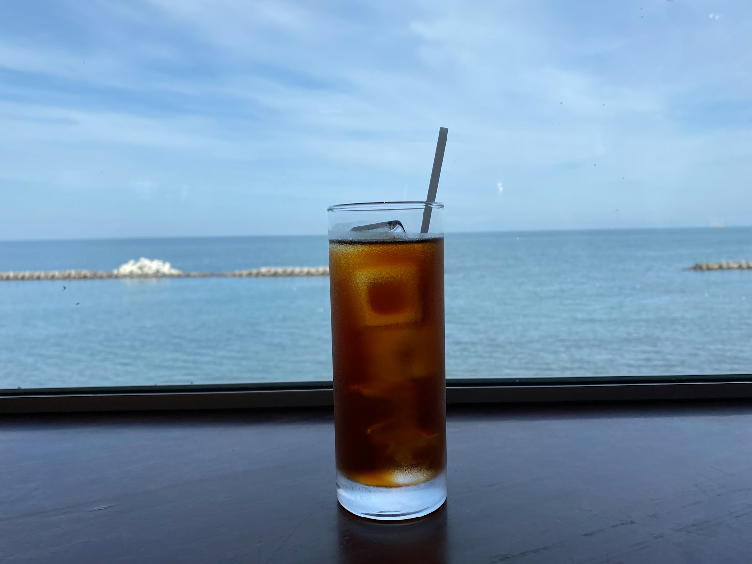 Glas Eistee mit Blick auf den Ozean