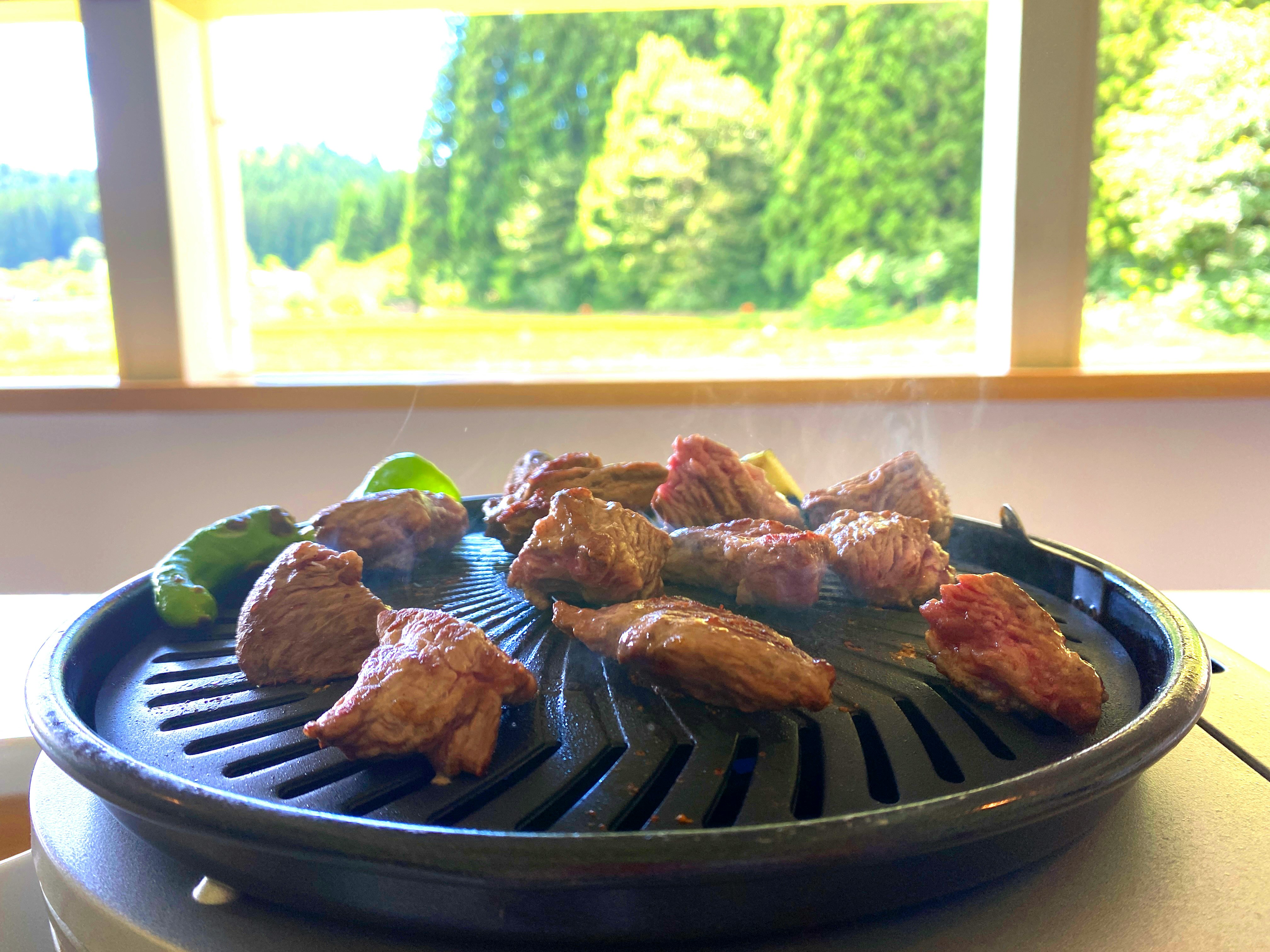 窗边烤盘上摆放的烤肉串