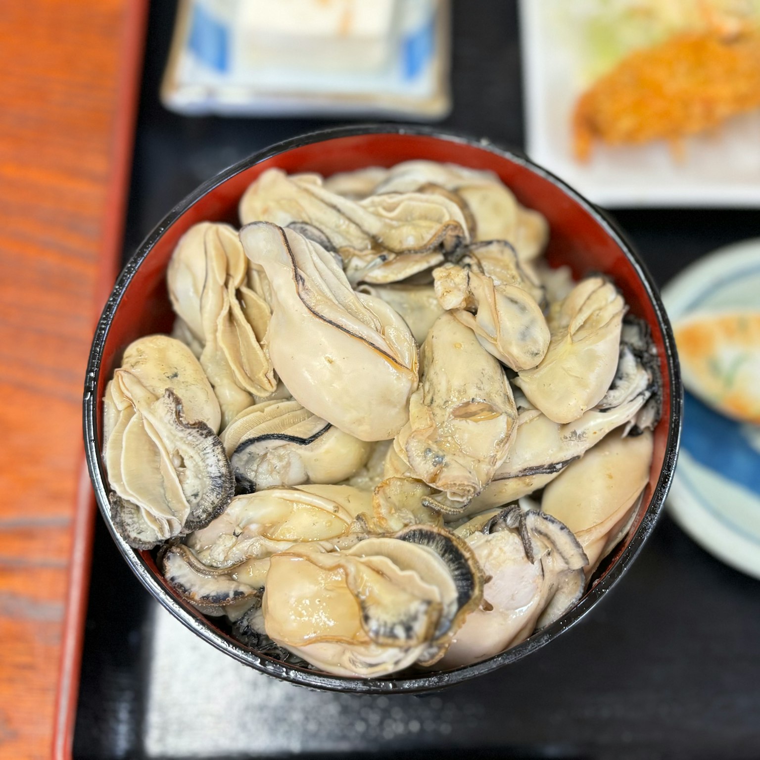一碗裝滿新鮮生蠔
