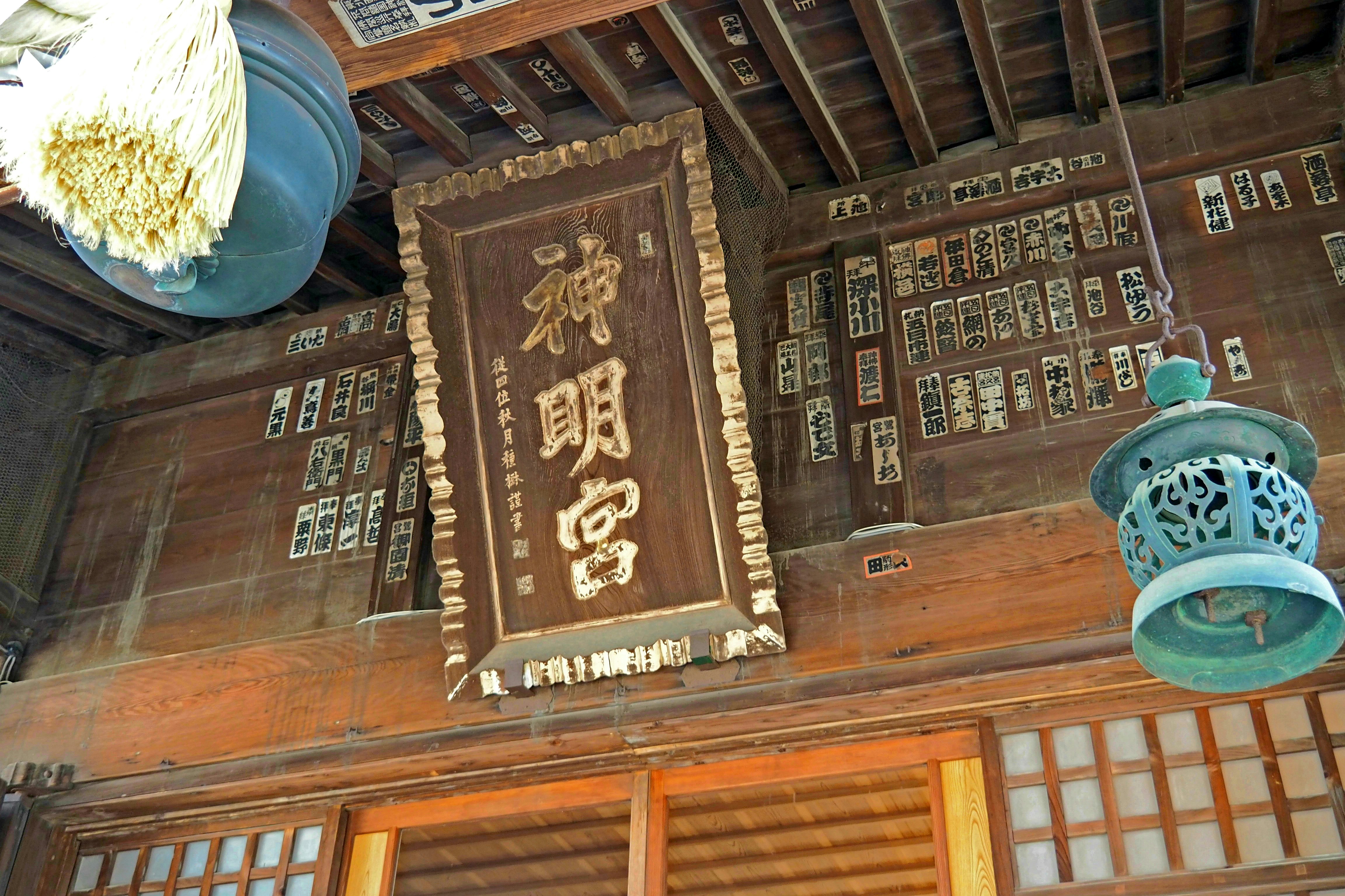 神社內陳列的木質繪馬與燈籠