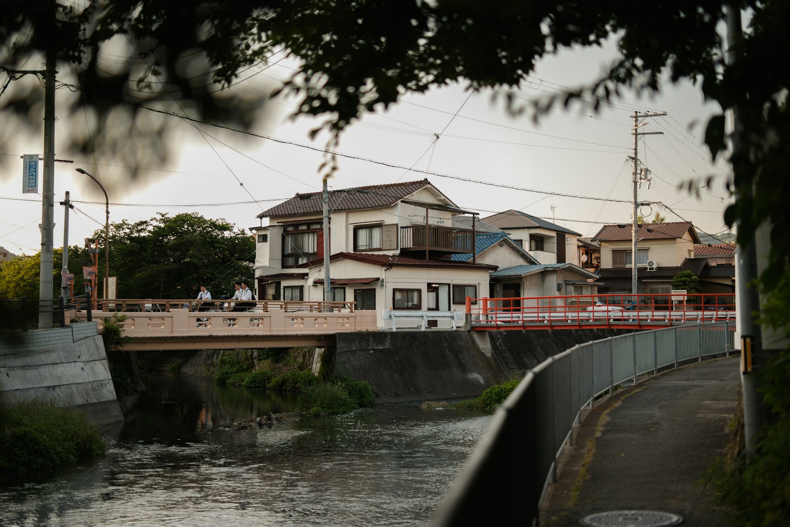 河邊住宅區的風景有橋和房屋