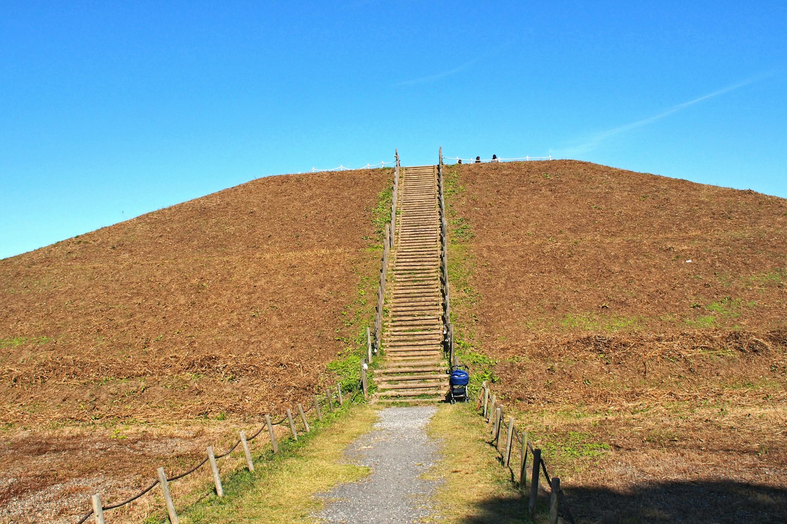 Landschaft eines Hügels mit Treppen blauem Himmel und trockenem Gras