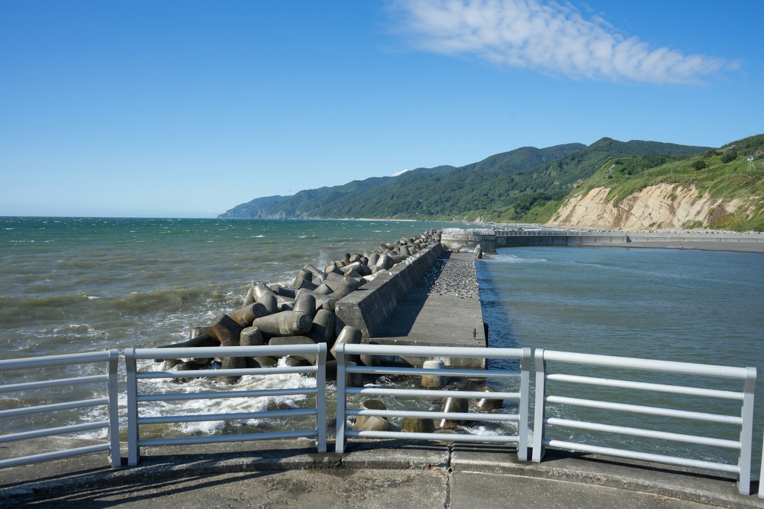 海岸码头与蓝天