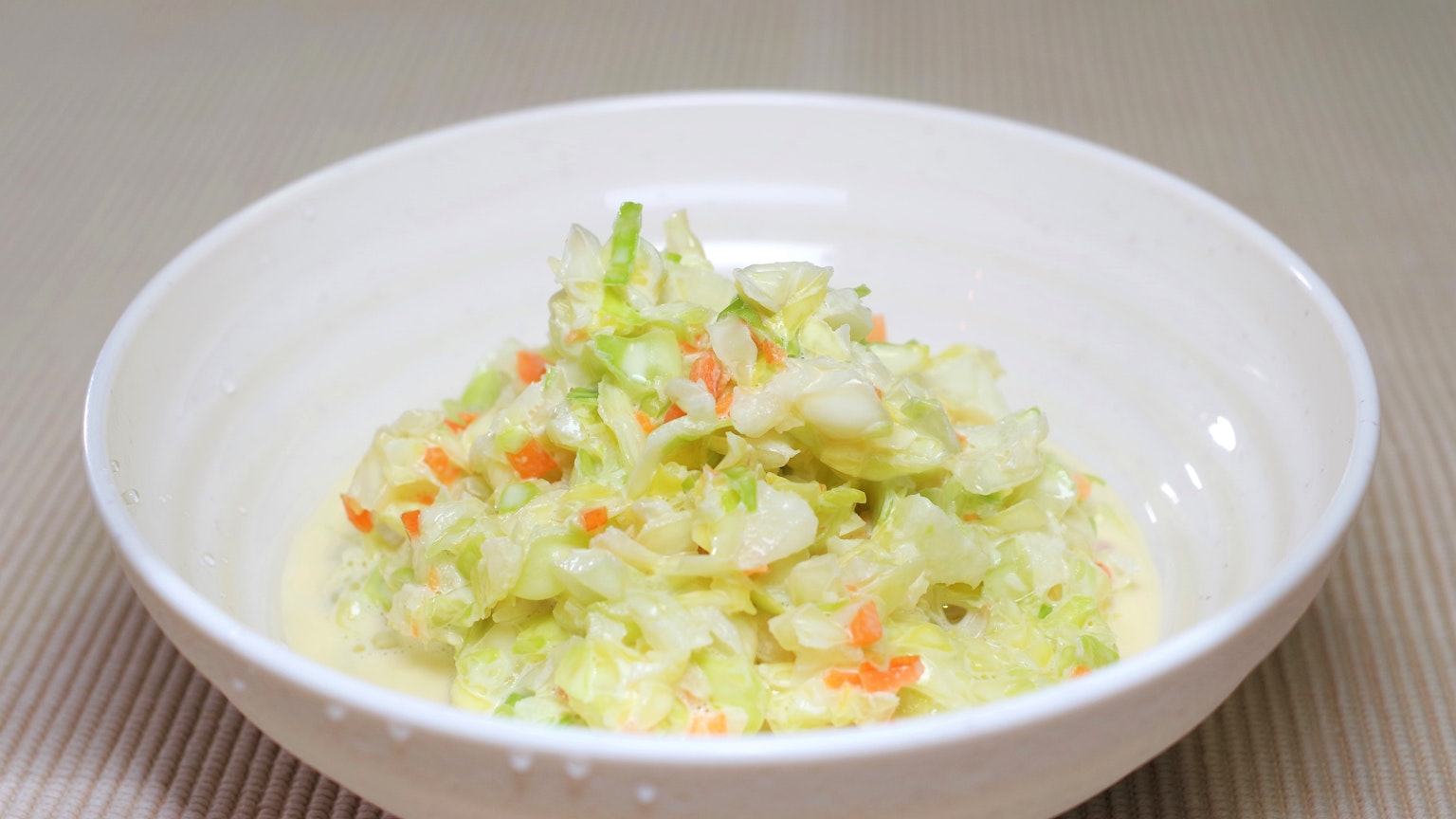 Salade de chou et de carottes fraîches servie dans un bol blanc