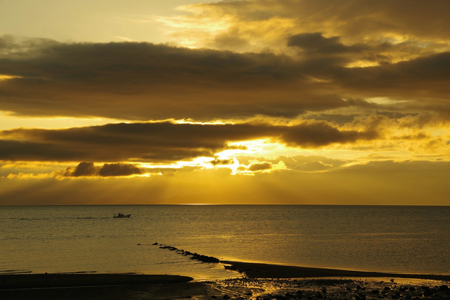 Schöner Sonnenuntergang über dem Ozean mit Wolken