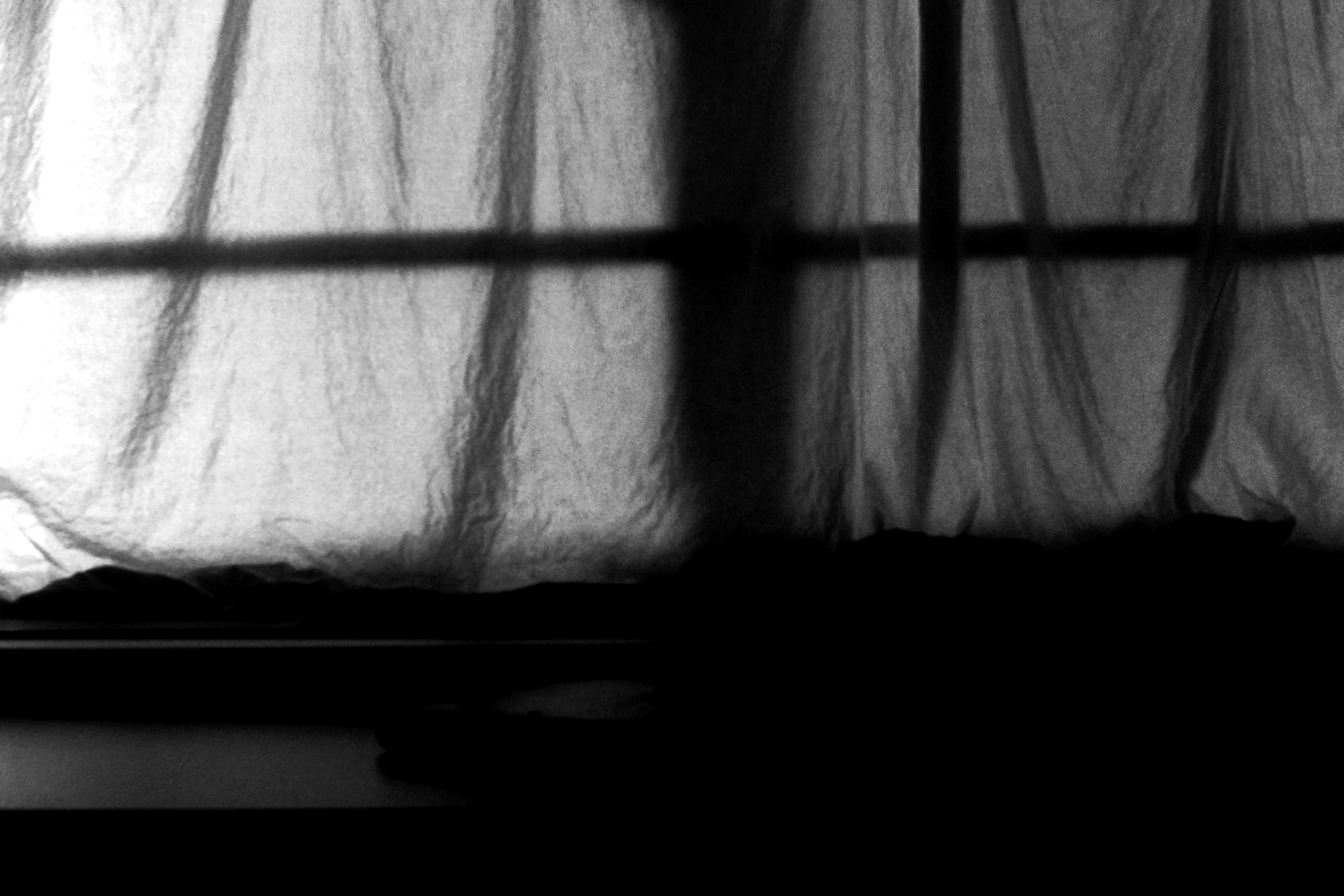sombras abstractas y luz a través de una cortina en interior