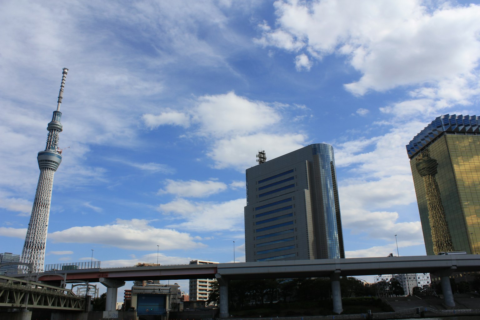 Tokyo Skytree junto a edificios modernos bajo un cielo azul