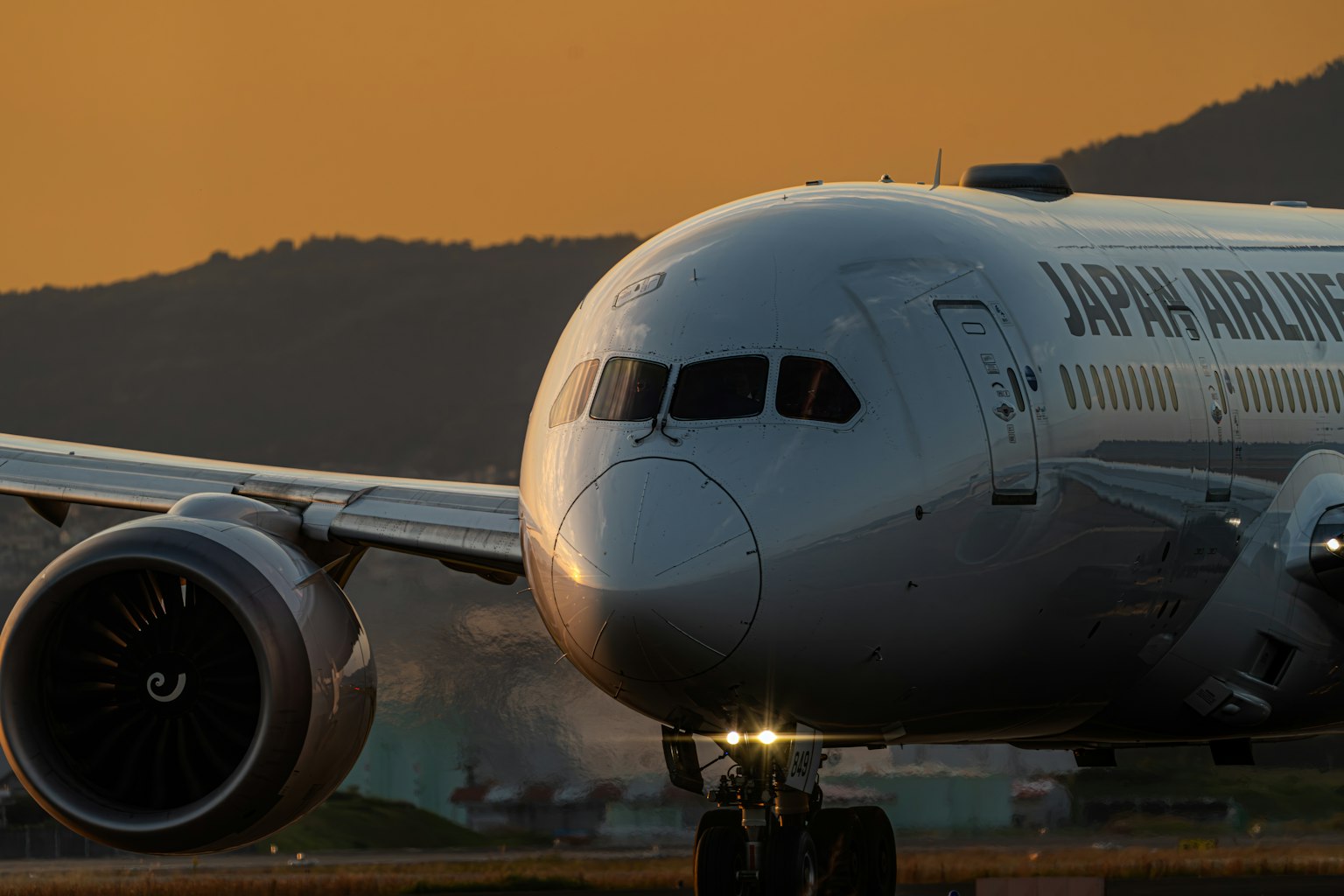 夕阳下的日本航空波音787特写