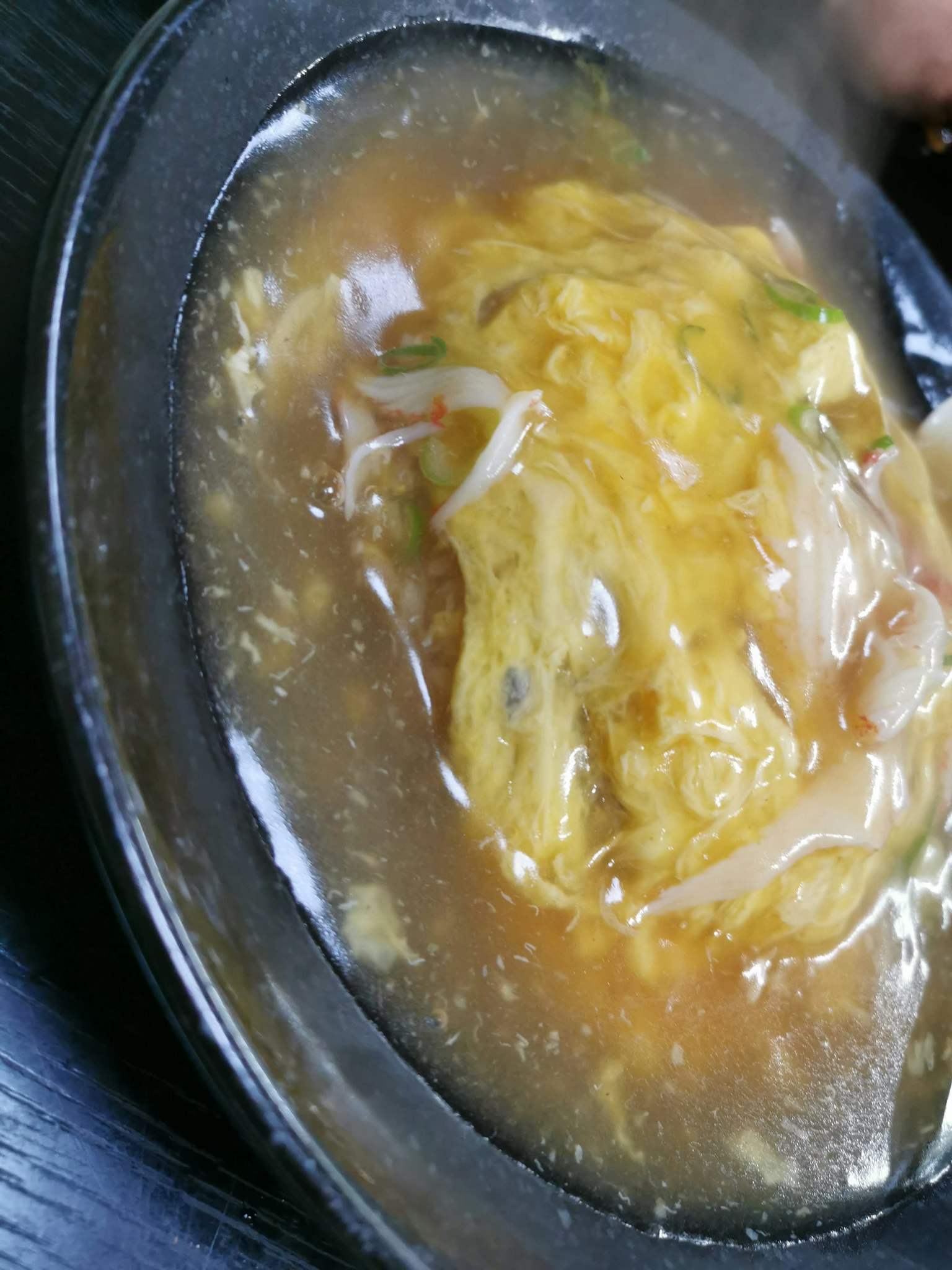 จานร้อนของไข่และผักในน้ำซุป