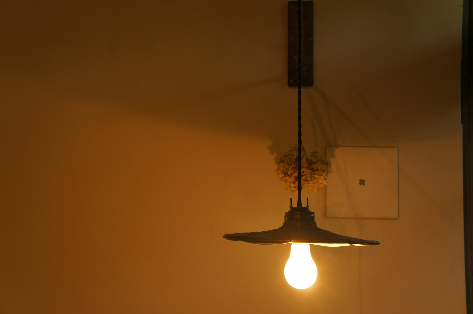 ๋ฐ๋ปํ ์์์ ๋ฒฝ์ ๋น์น ๊ฐ๋จํ ๊ฑธ์ดํ ๋จํ