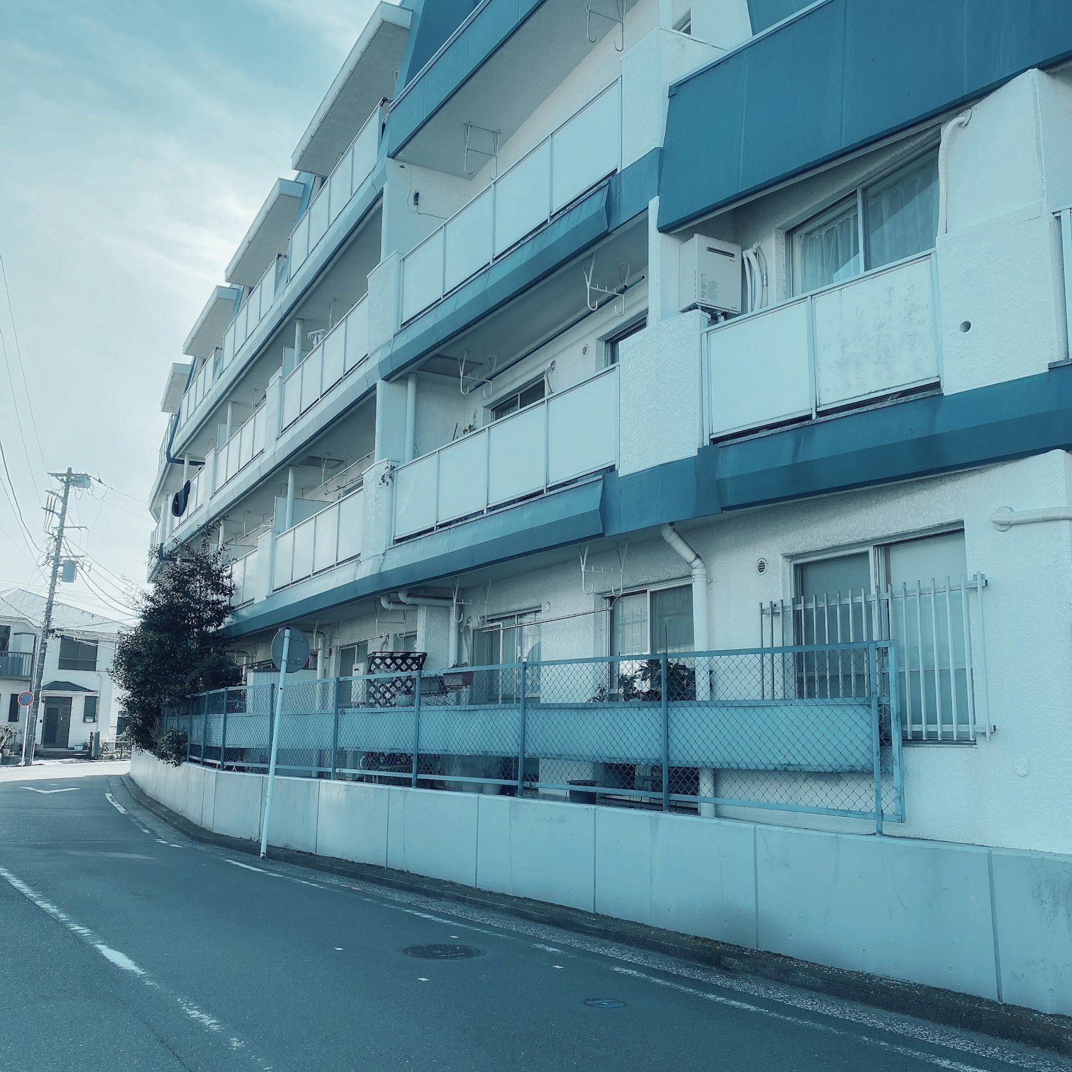 Extérieur d'un immeuble d'appartements moderne avec des tons bleus