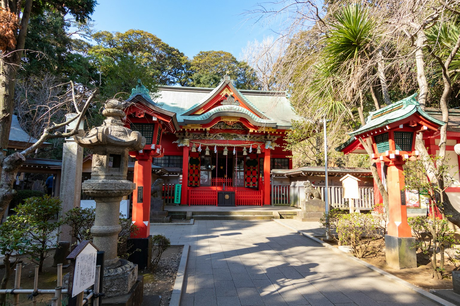 一座被郁郁蔥蔥的綠色環繞的鮮紅色神社