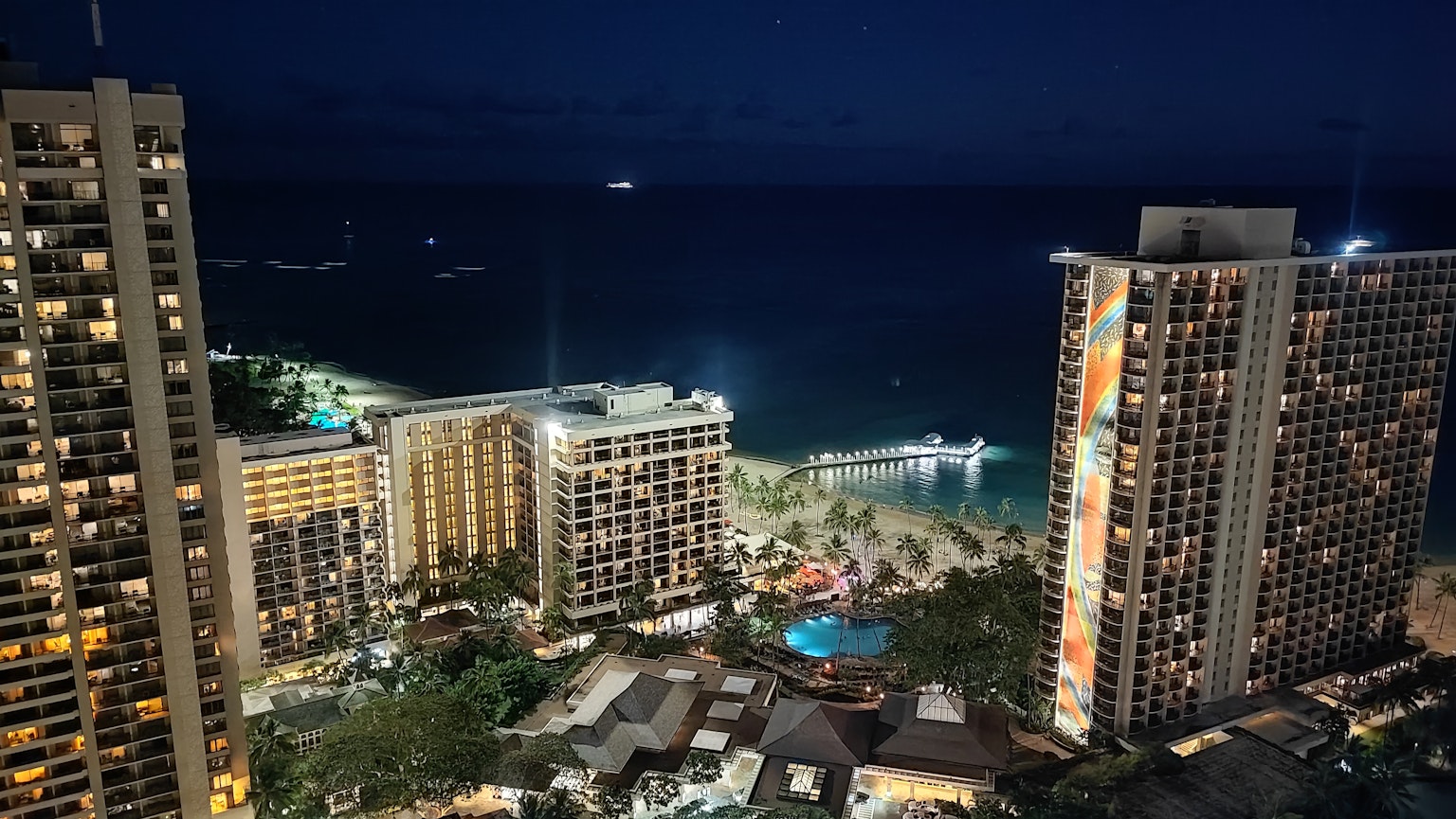 檀香山的夜景 高楼和海洋