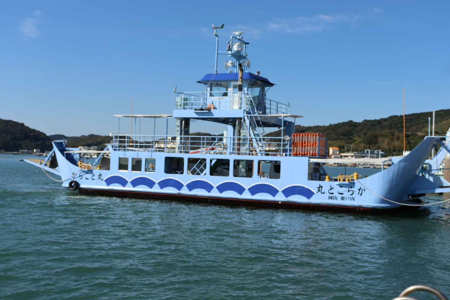 Un ferry bleu naviguant sur l'eau