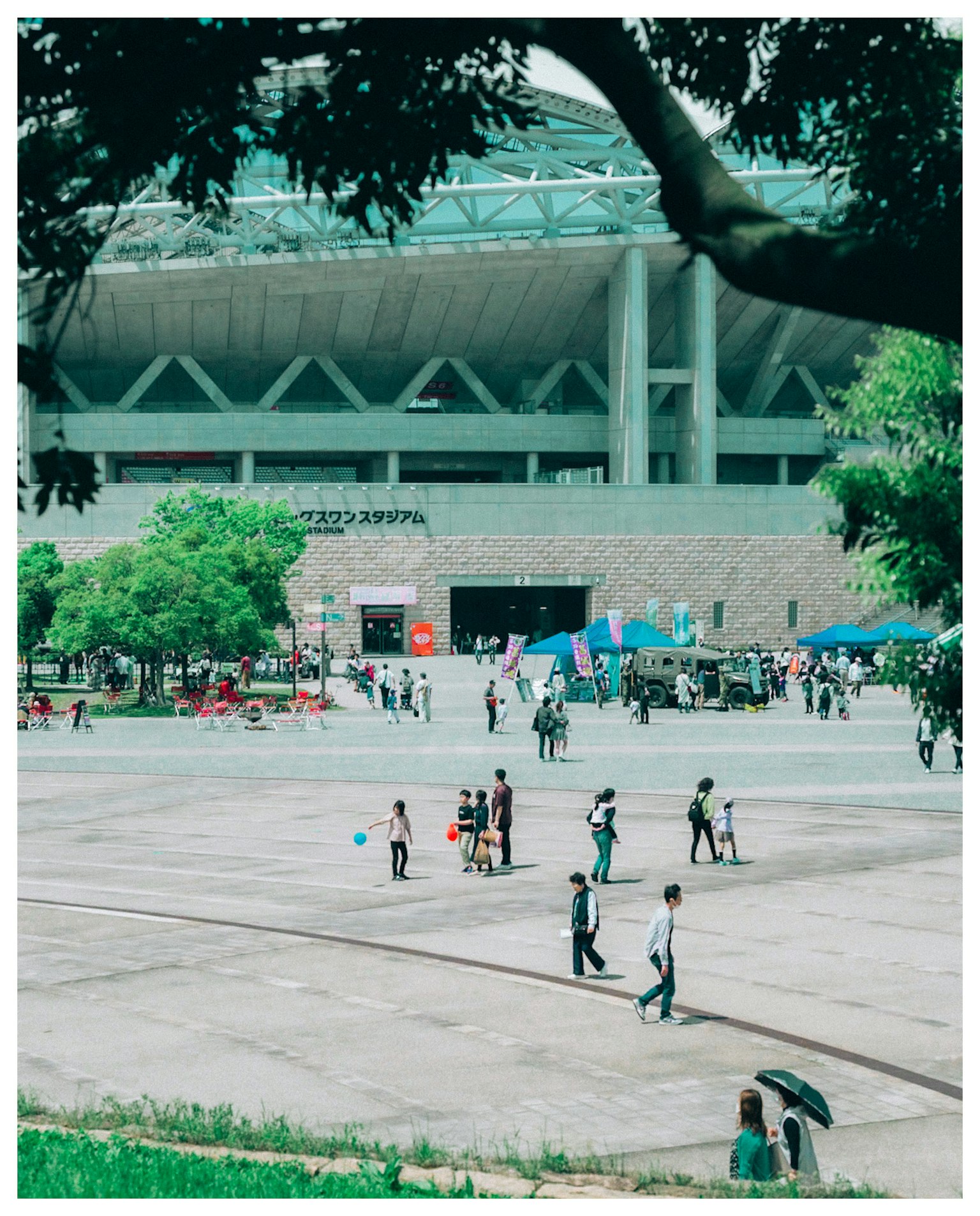 人們在公園裡享受寬闊的區域和現代建築的背景