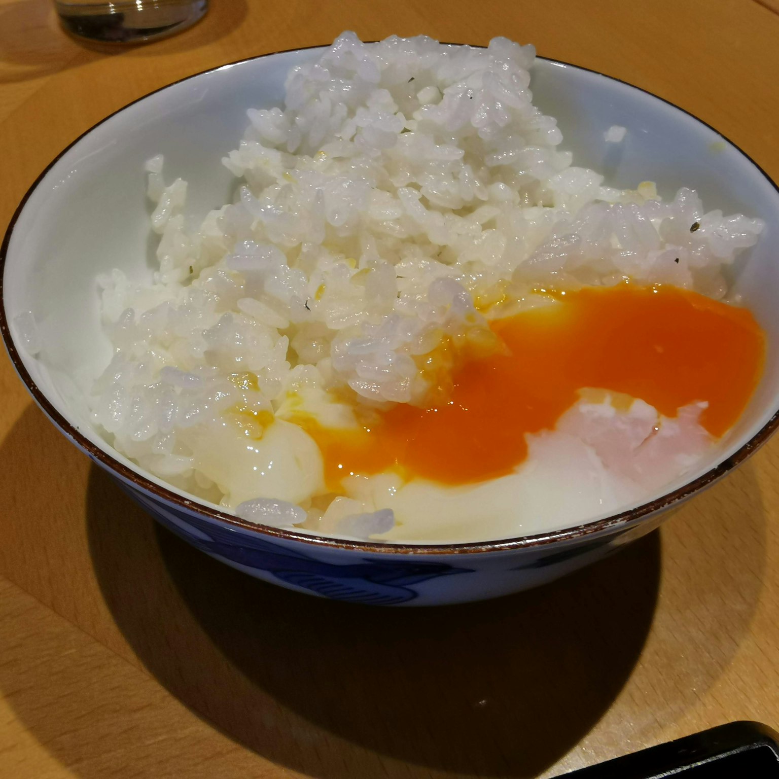Bol de riz blanc avec un œuf cru