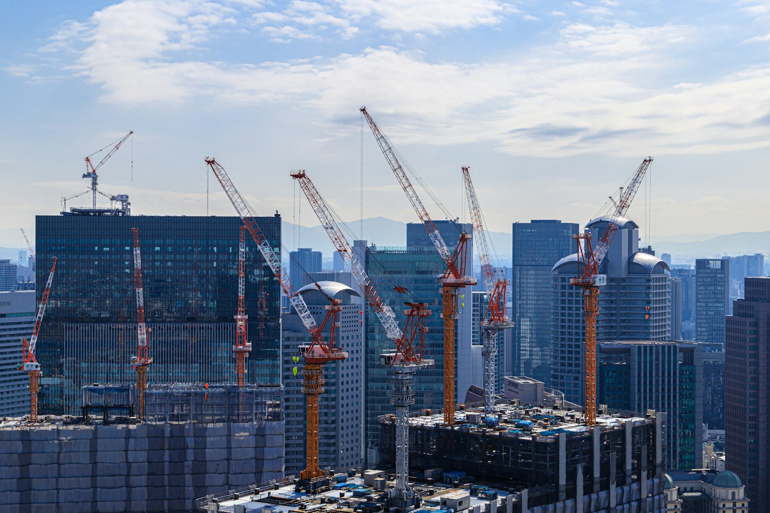 有起重機和城市天際線的建設工地
