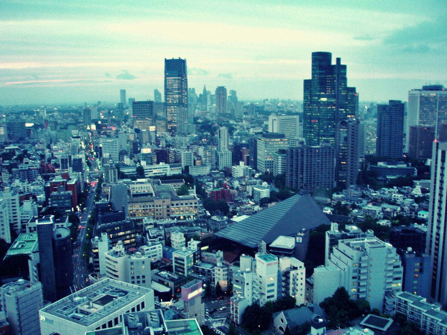 Horizonte de Tokio al anochecer con rascacielos altos