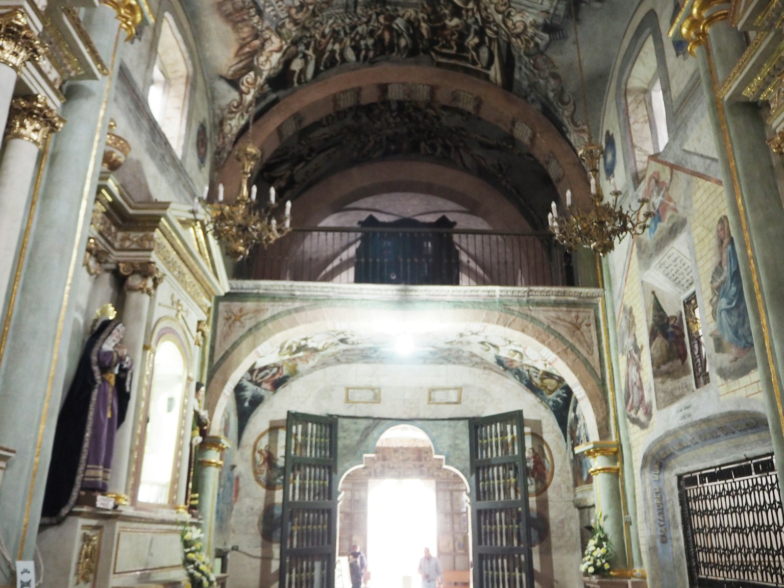 ภายในโบสถ์ที่มีการตกแต่งที่สวยงามและเพดานโค้งขนาดใหญ่