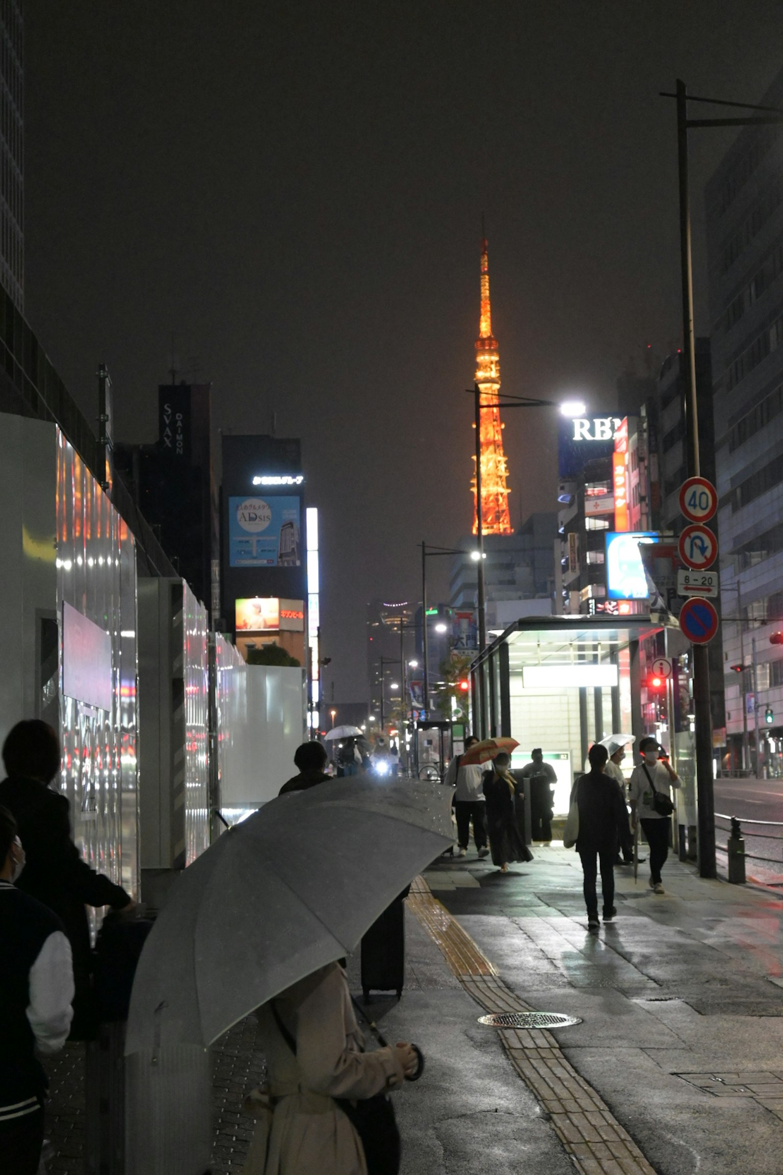 Vista notturna di Tokyo con la Torre di Tokyo illuminata