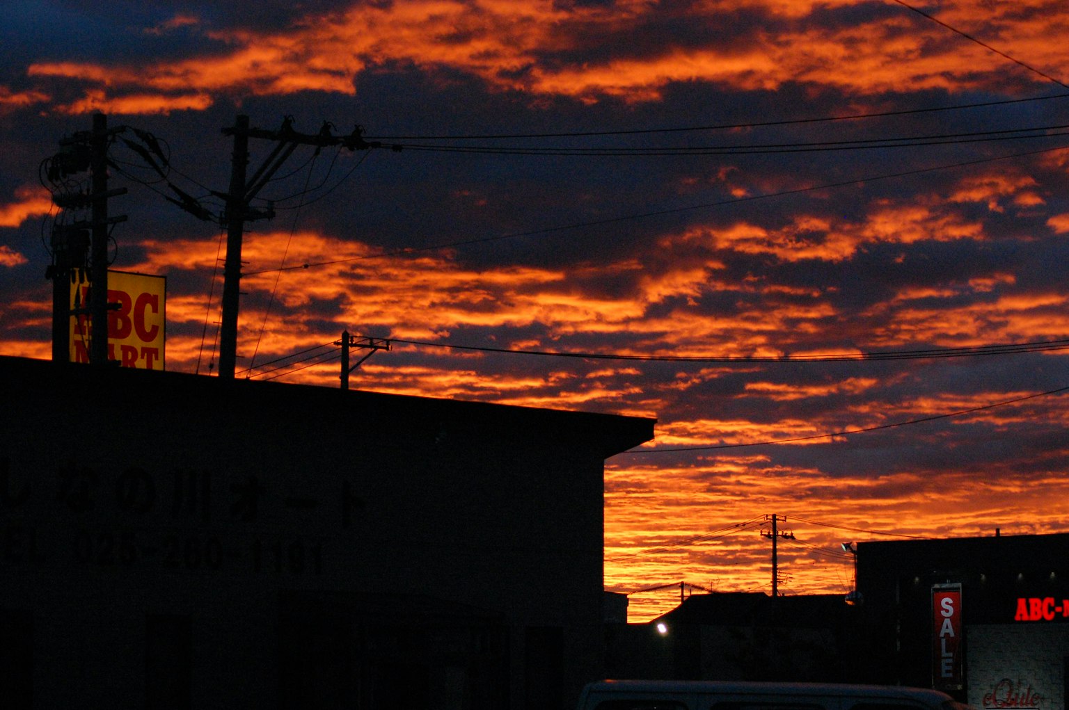 Silhouette de bâtiments contre un ciel de coucher de soleil vibrant