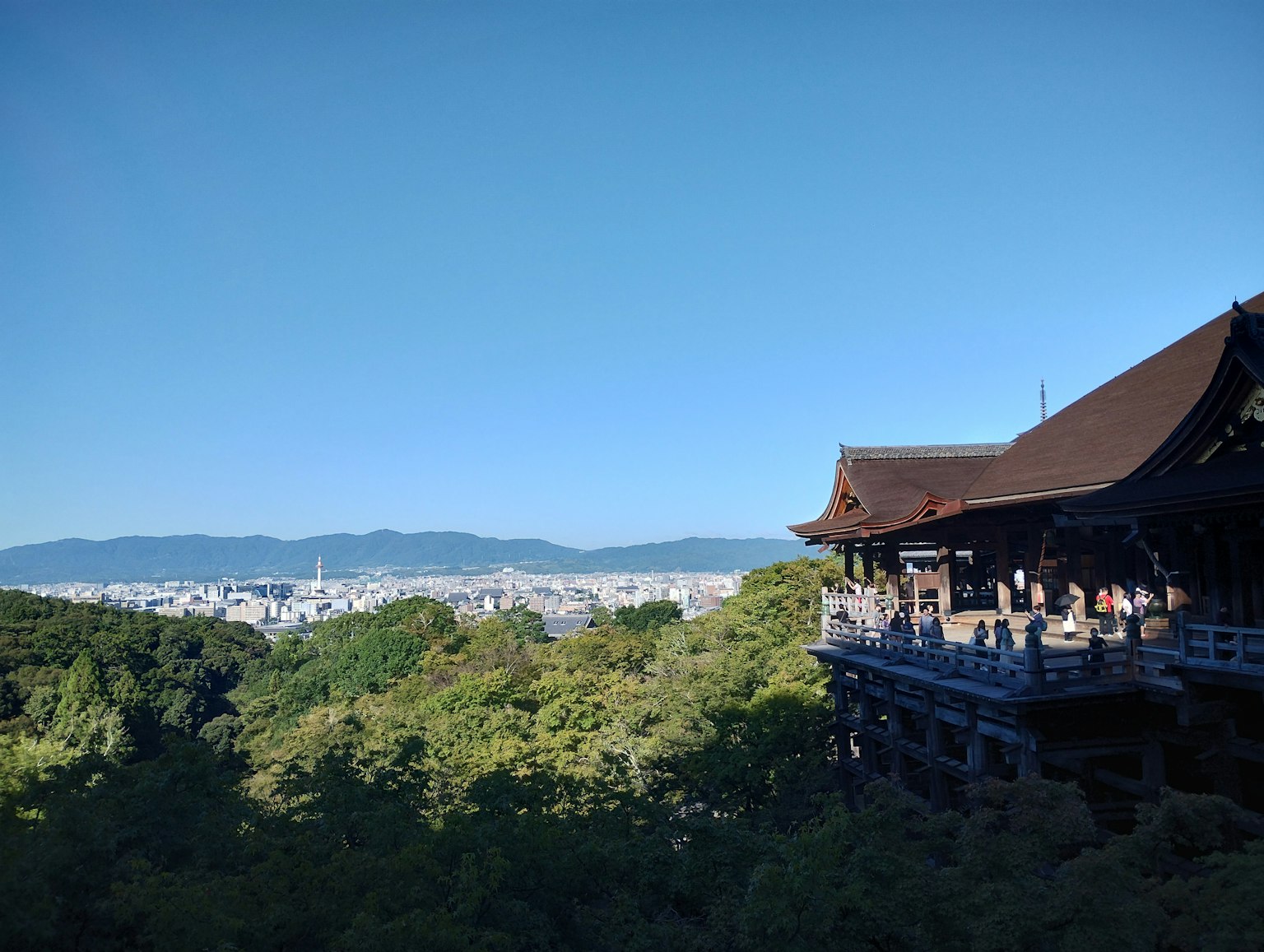 Vista dal Kiyomizu-dera a Kyoto vegetazione lussureggiante e cielo blu chiaro