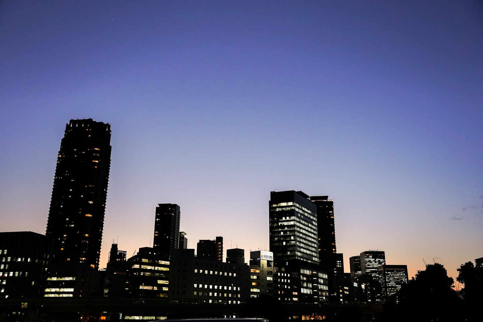 Silhouette di un skyline urbano al crepuscolo