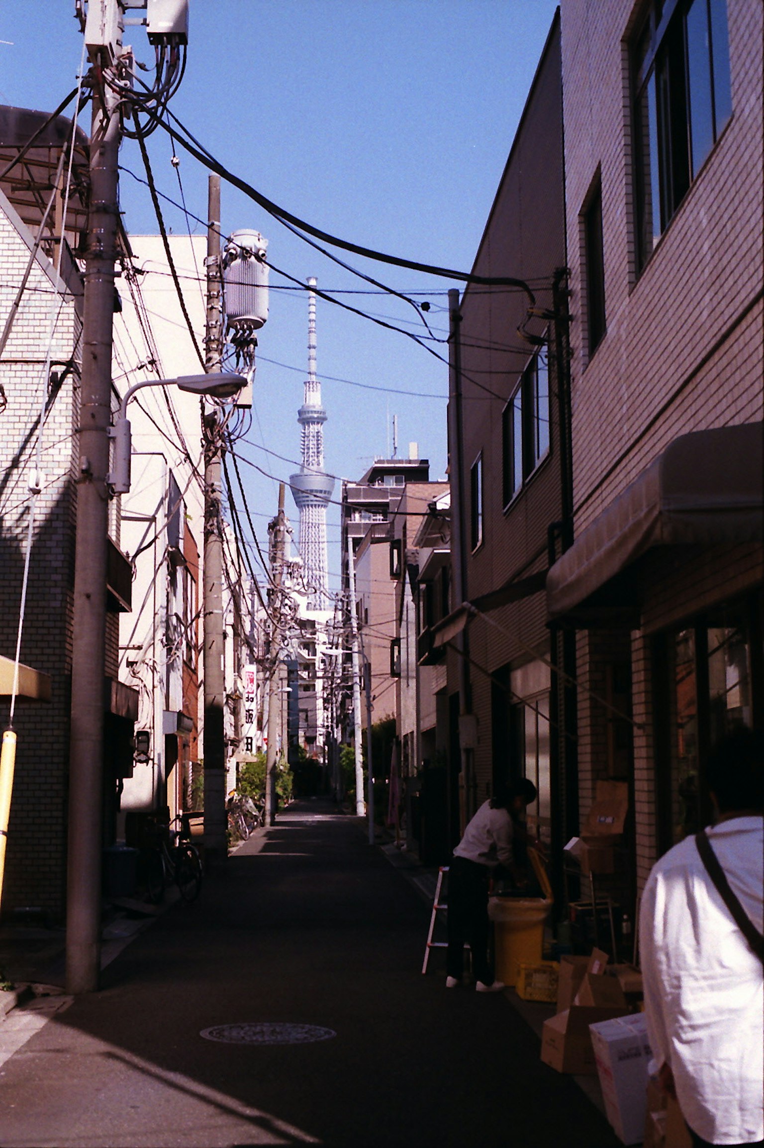 Schmale Gasse mit sichtbarem Tokyo Skytree im Hintergrund
