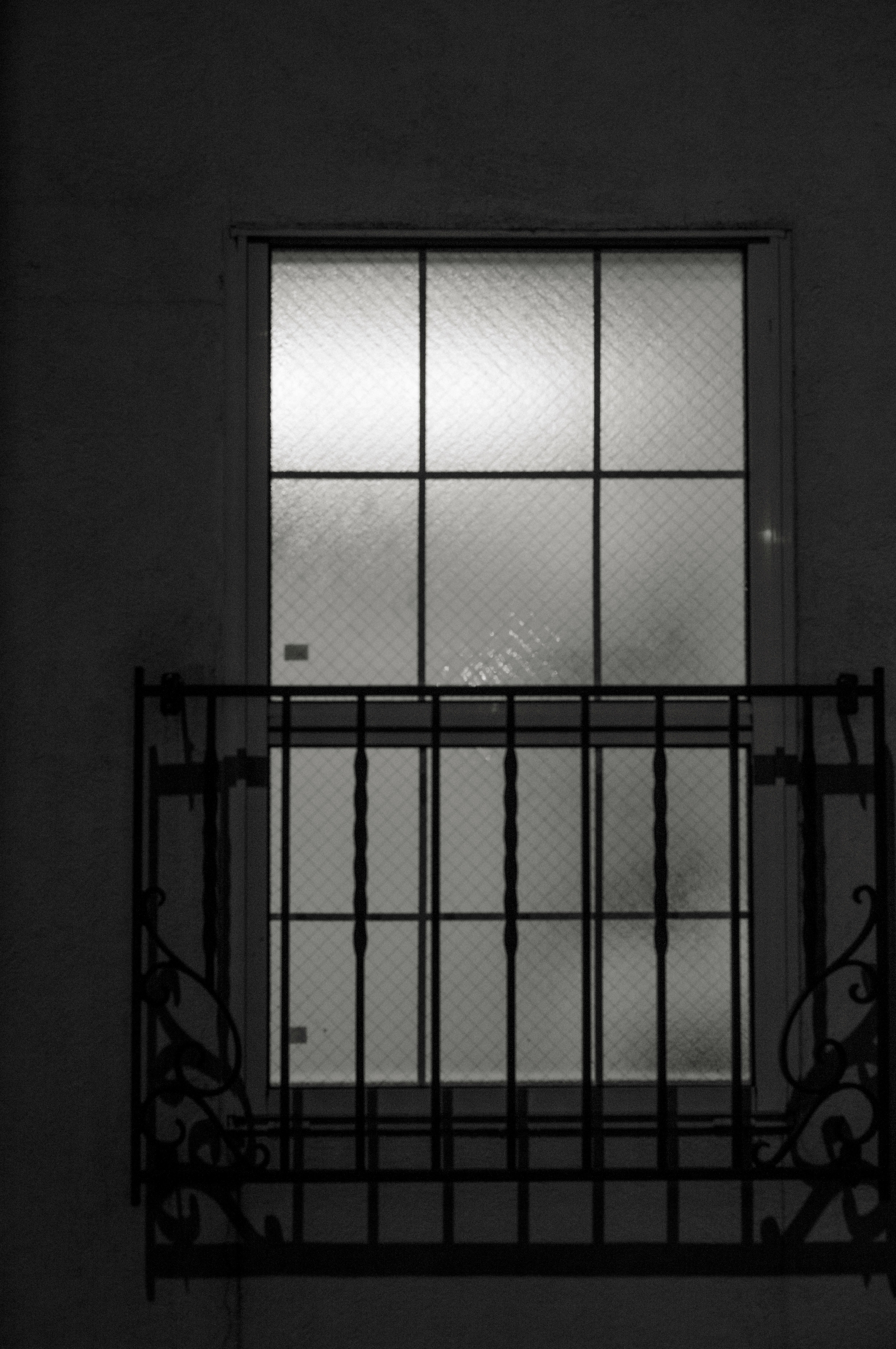 Innenansicht mit Licht durch ein Fenster mit Gittern