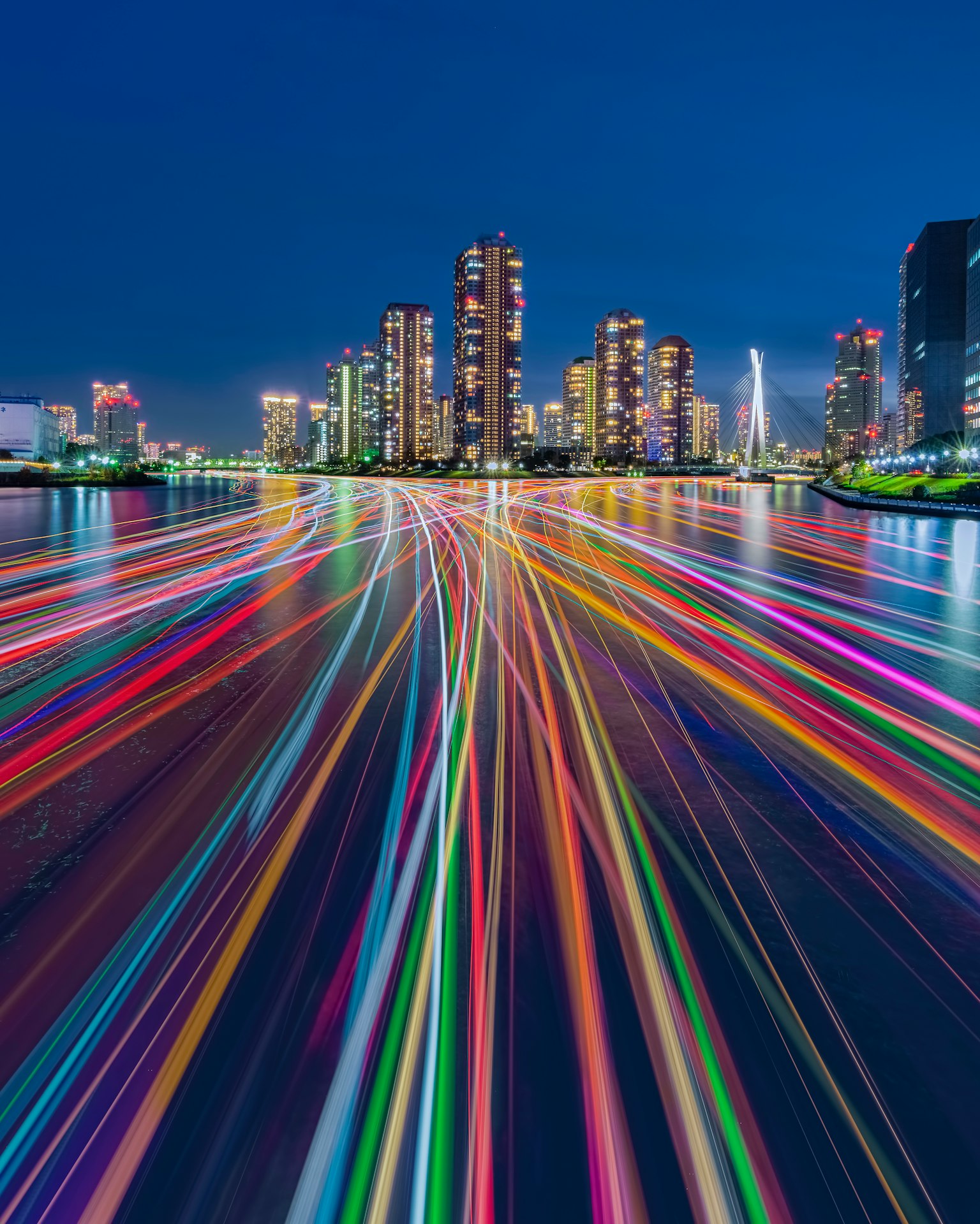 夜晚城市灯光在河面上闪耀