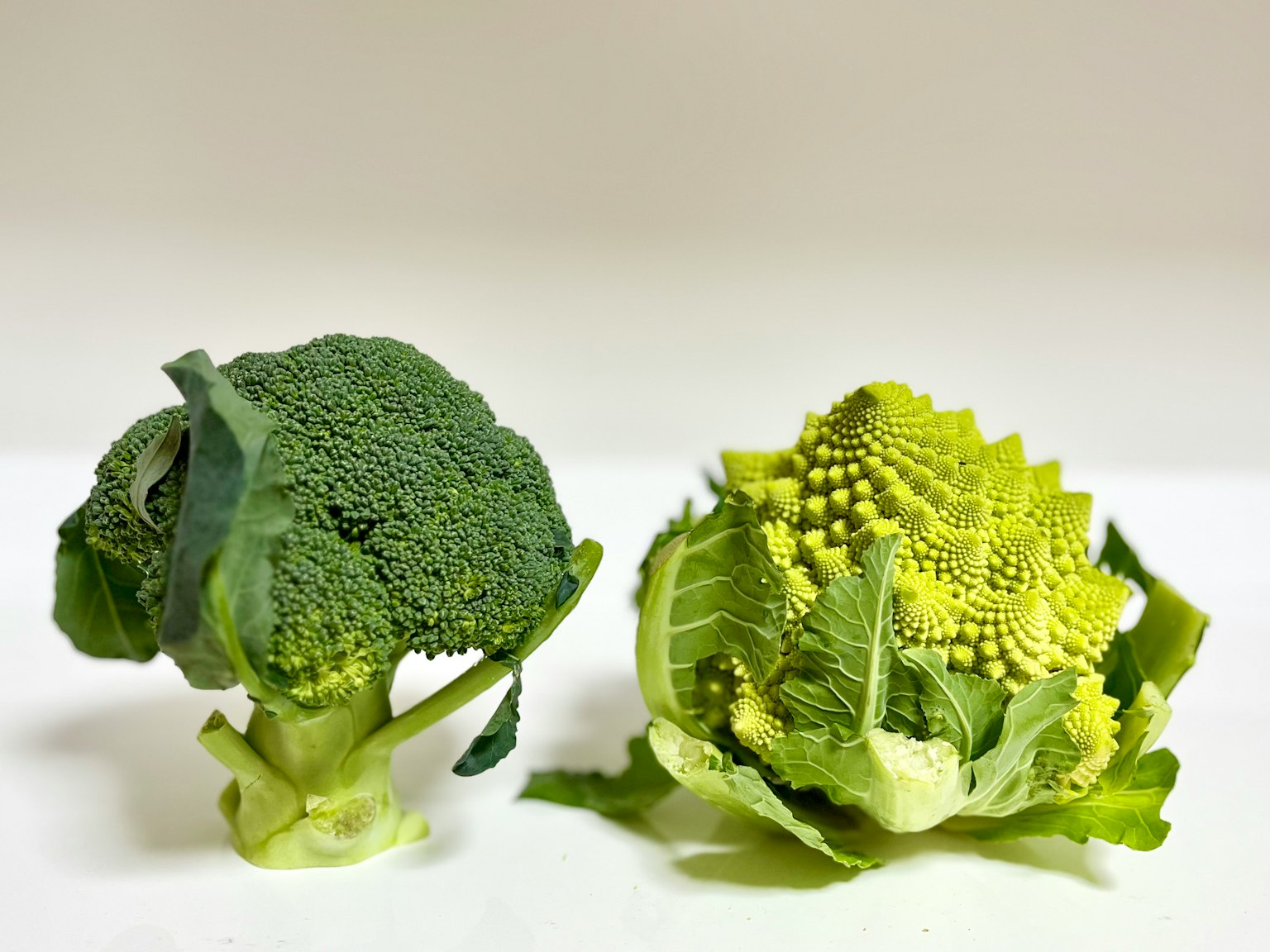 Bông cải xanh và Romanesco đặt cạnh nhau