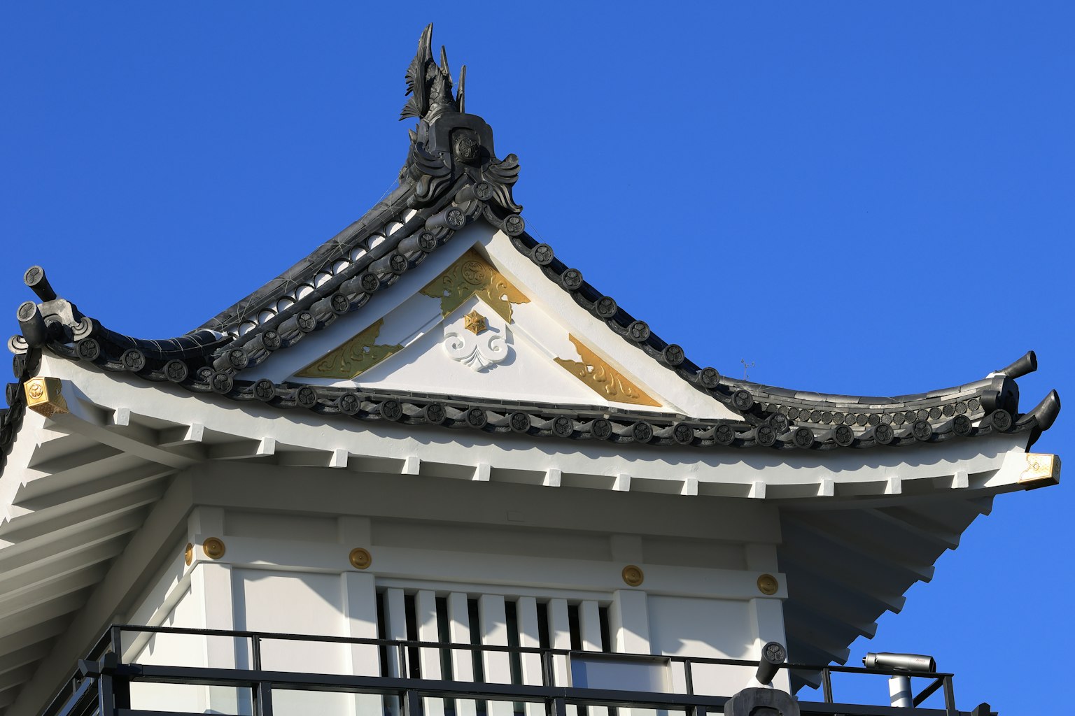 藍天下美麗日本城堡屋頂的細節
