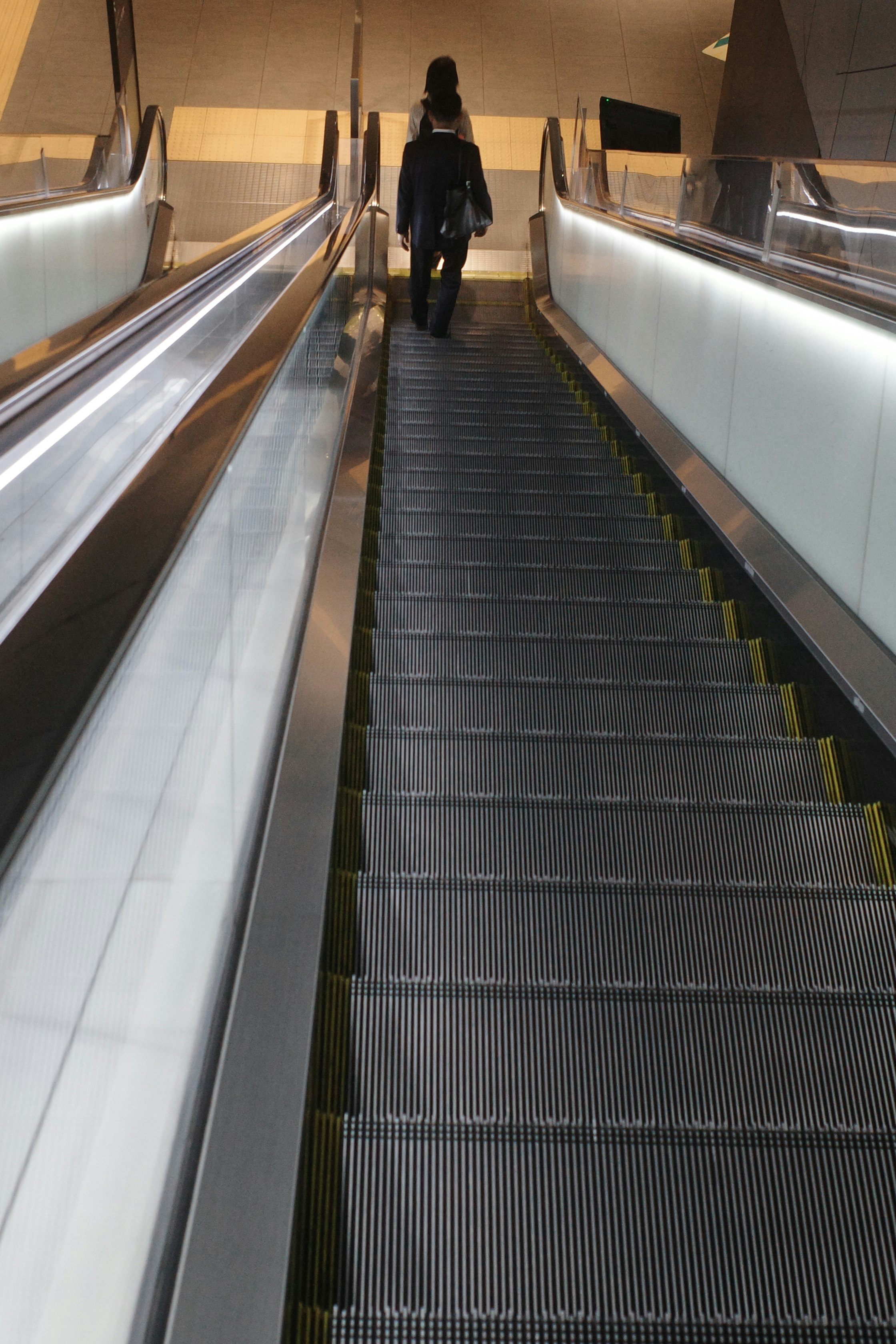 地下の長いエスカレーターと通路