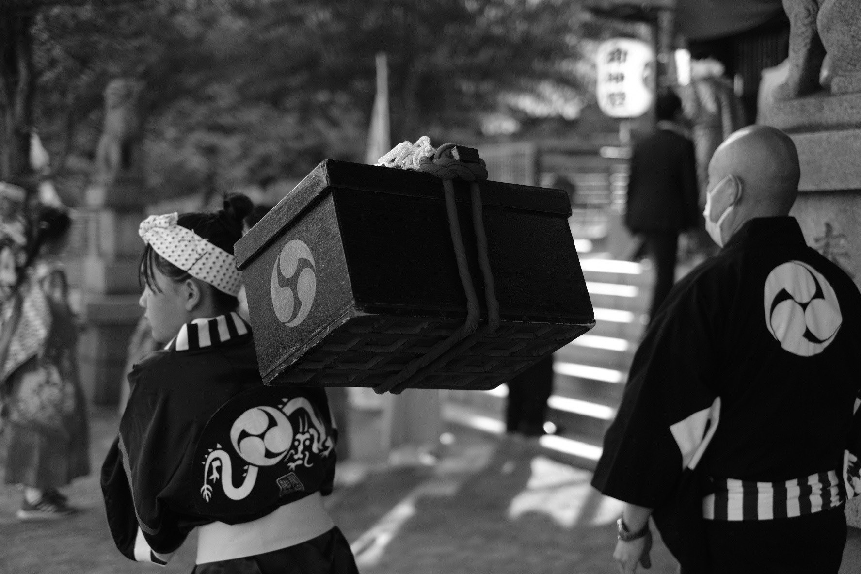 祭りの衣装を着た子どもたちと行列の雰囲気