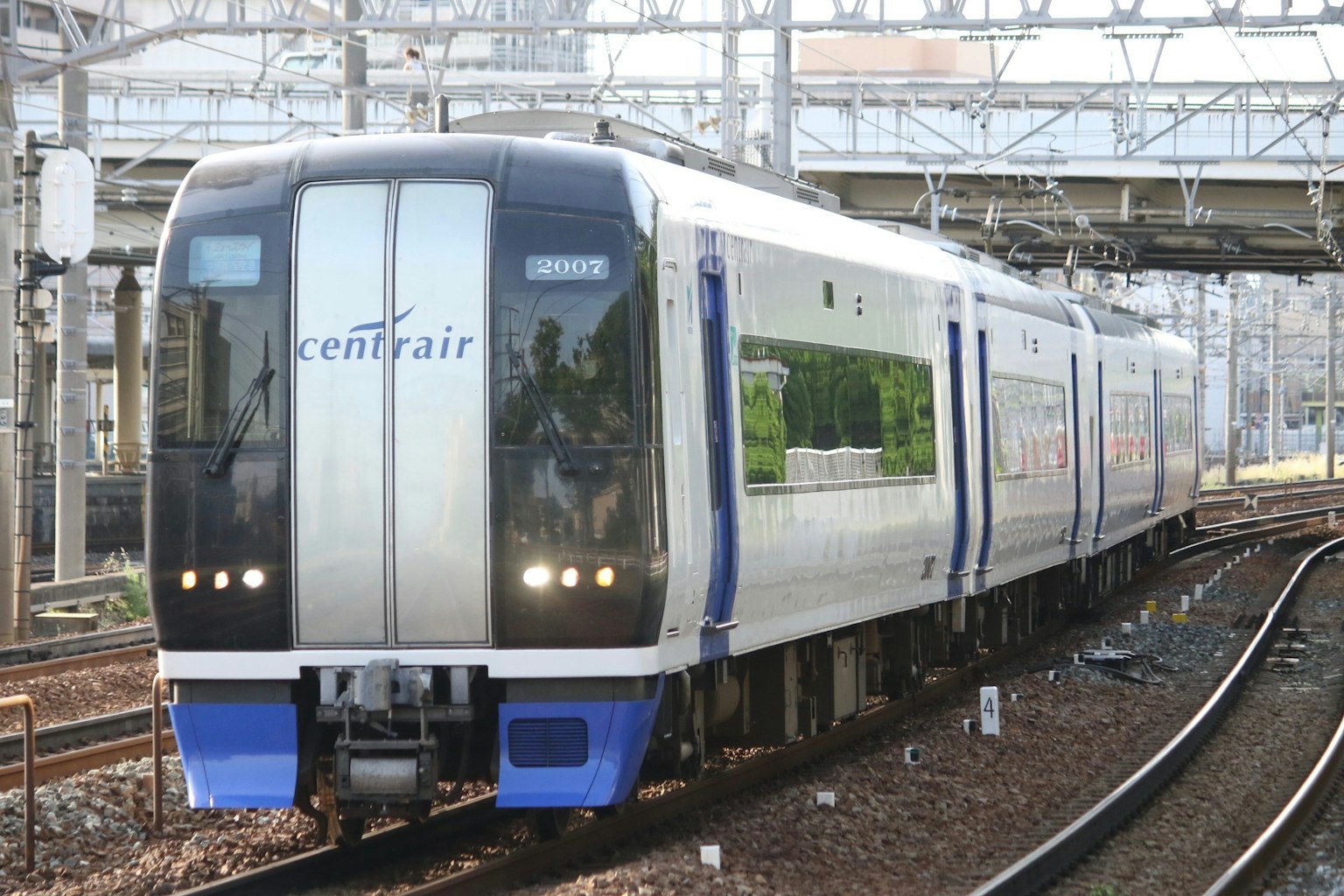 Kereta modern menuju Centrair di Nagoya berjalan di rel
