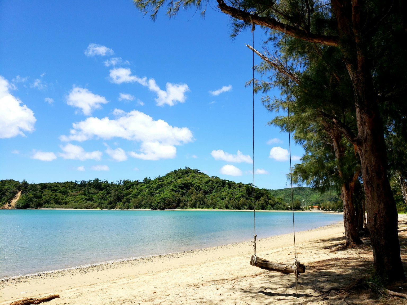 Pantai indah dengan ayunan dan air biru jernih