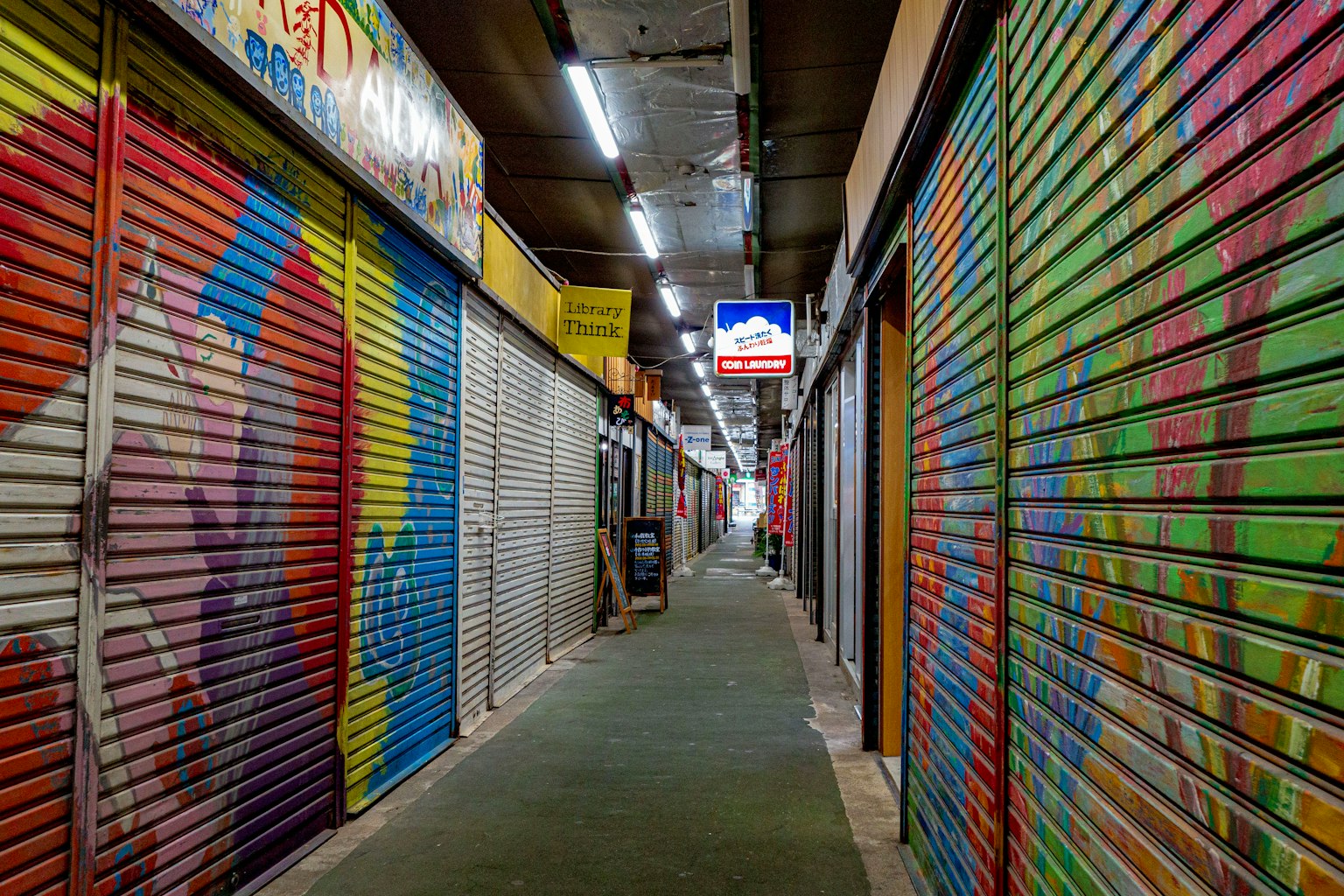 狭窄的巷子与多彩的卷帘店面