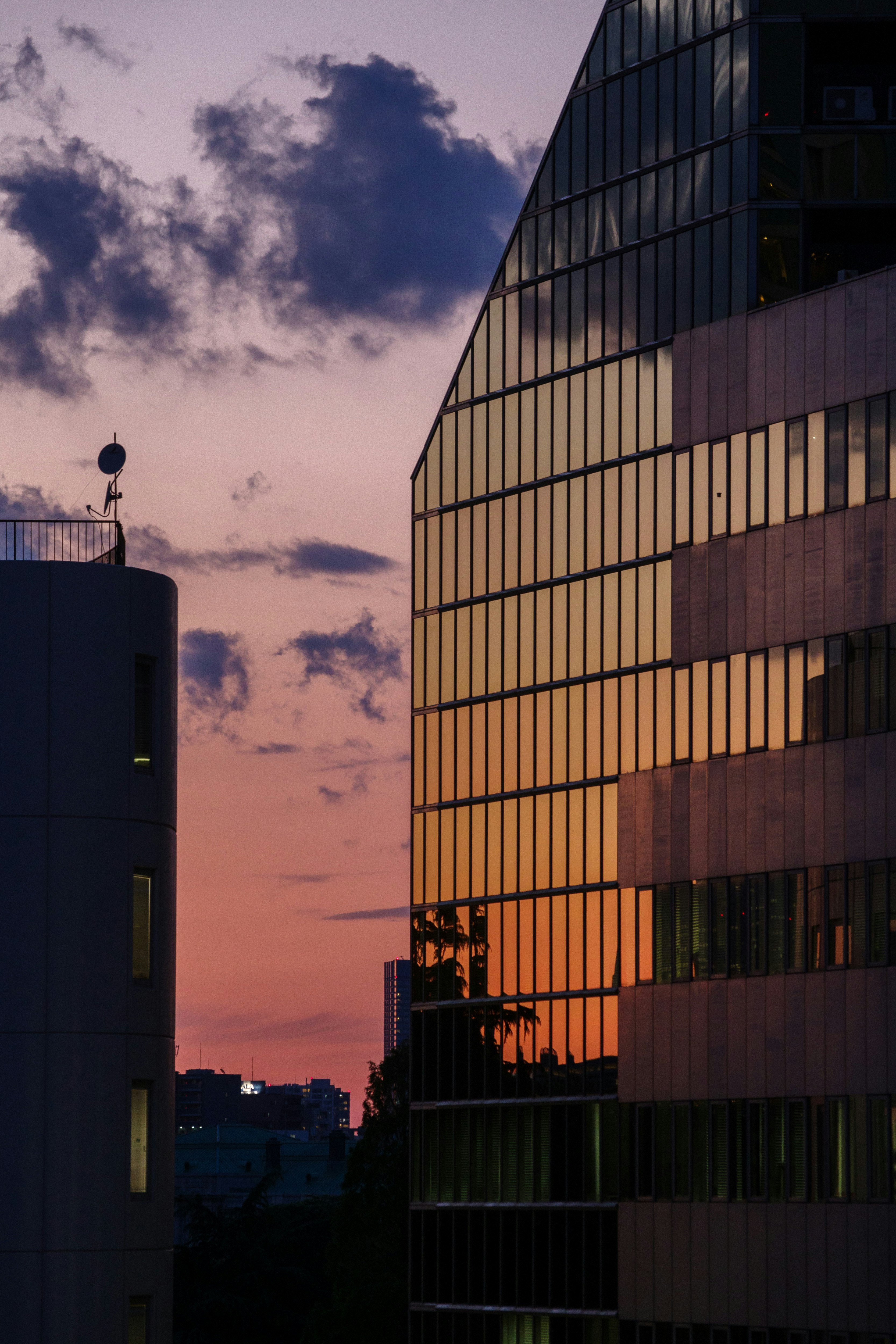 夕陽天空與建築立面交會的城市景觀