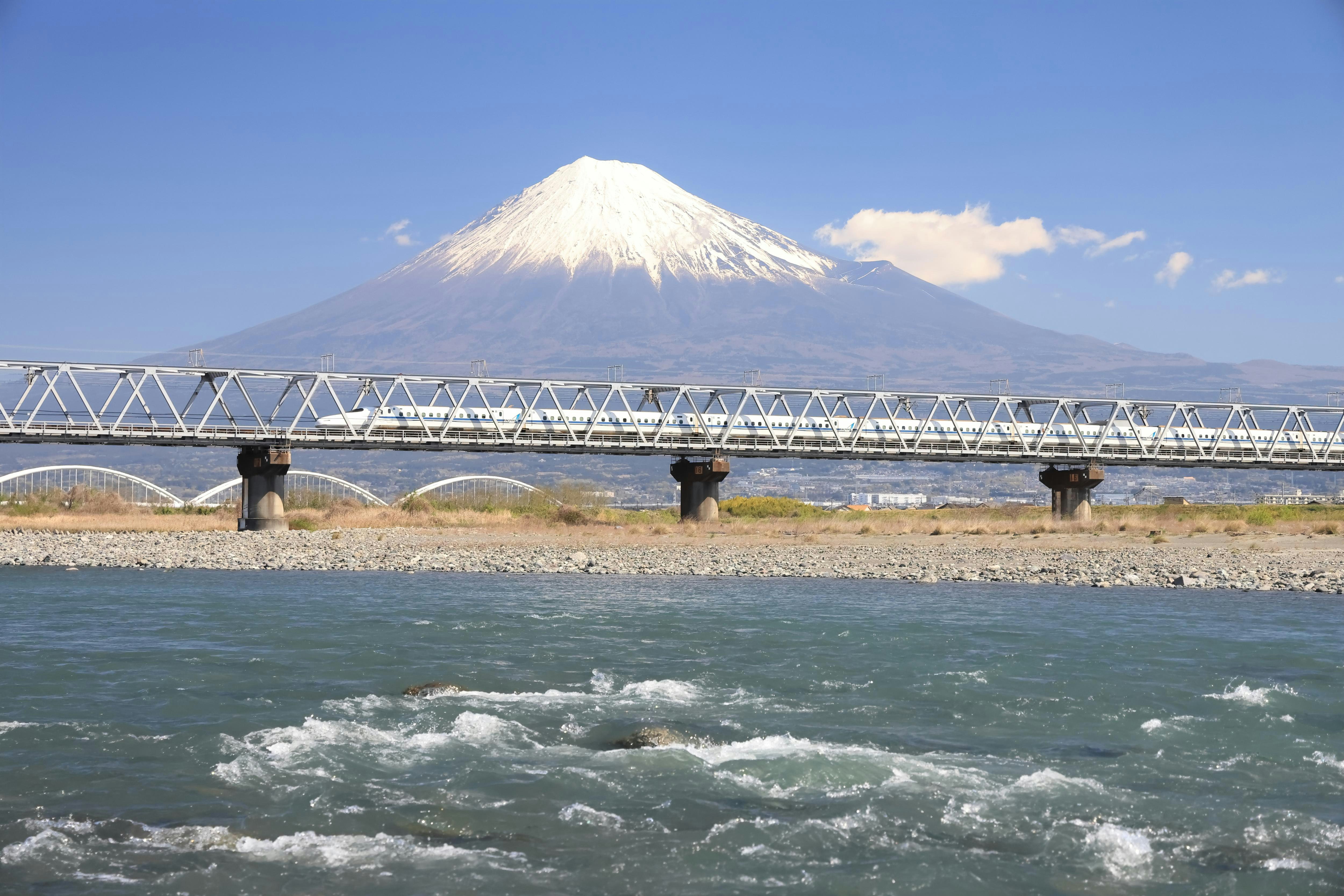 富士山を背景に富士川を通過する新幹線