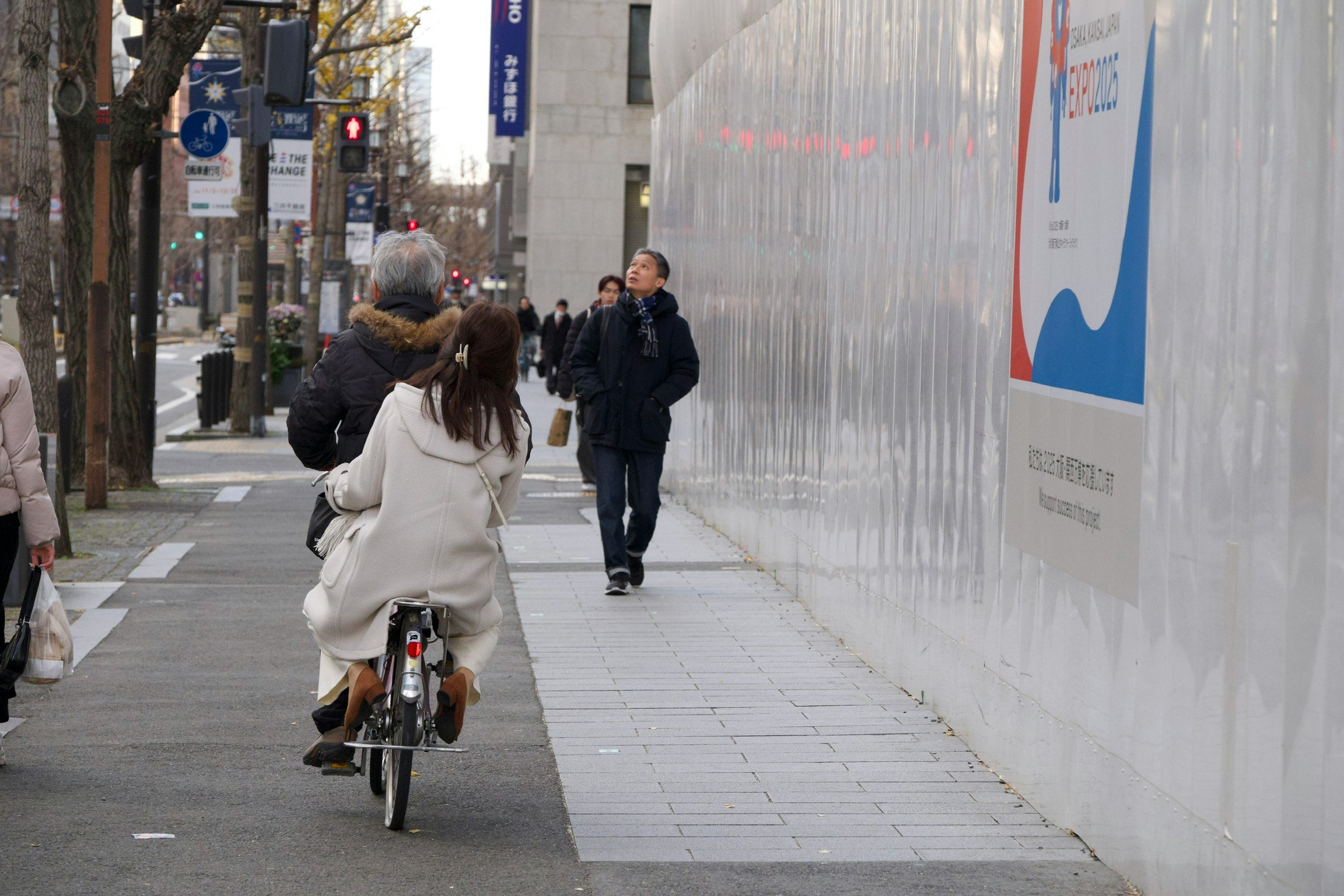 路地の自転車と歩行者が行き交う街角