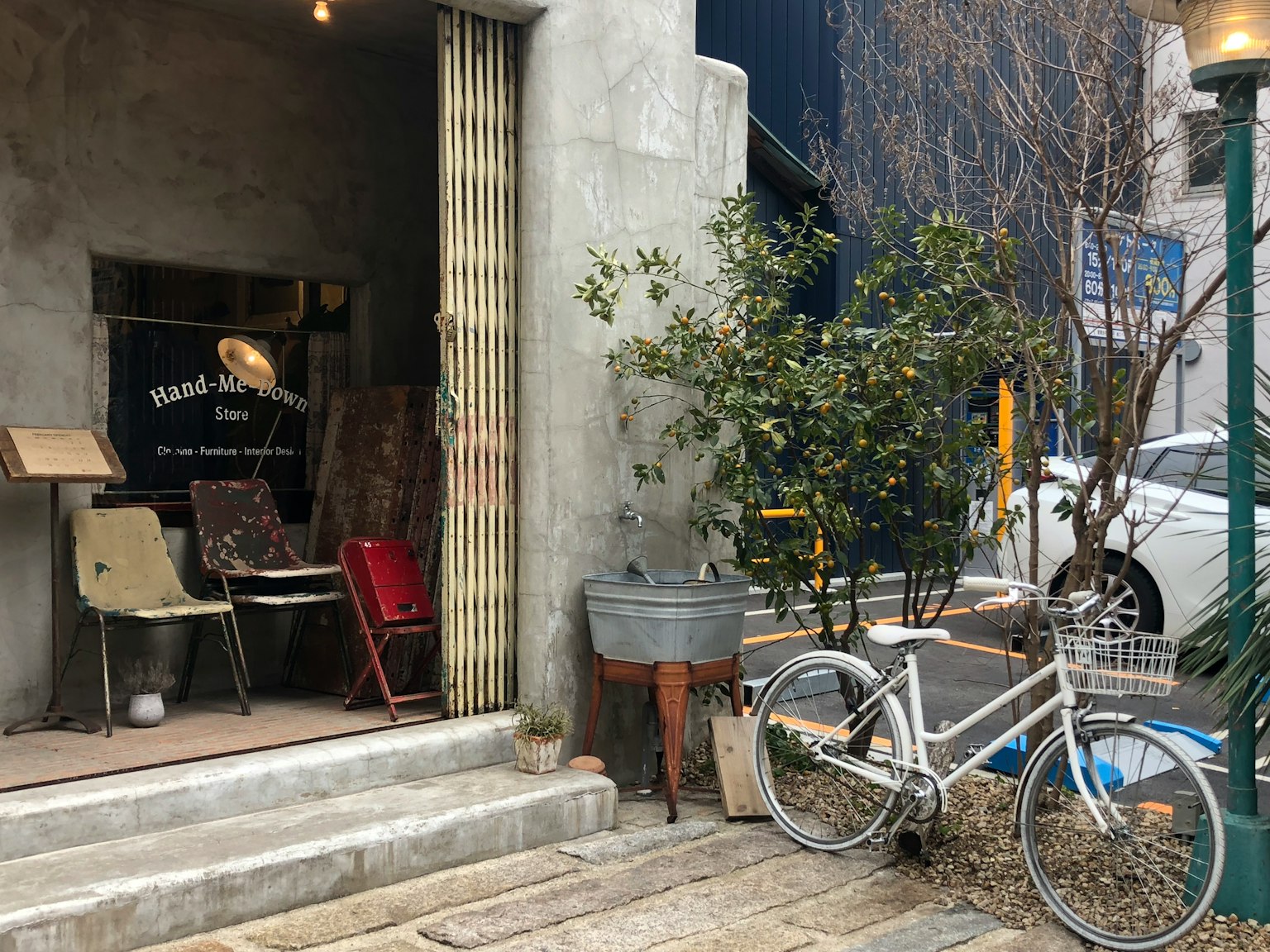 咖啡馆外观，带有混凝土墙和一辆自行车
