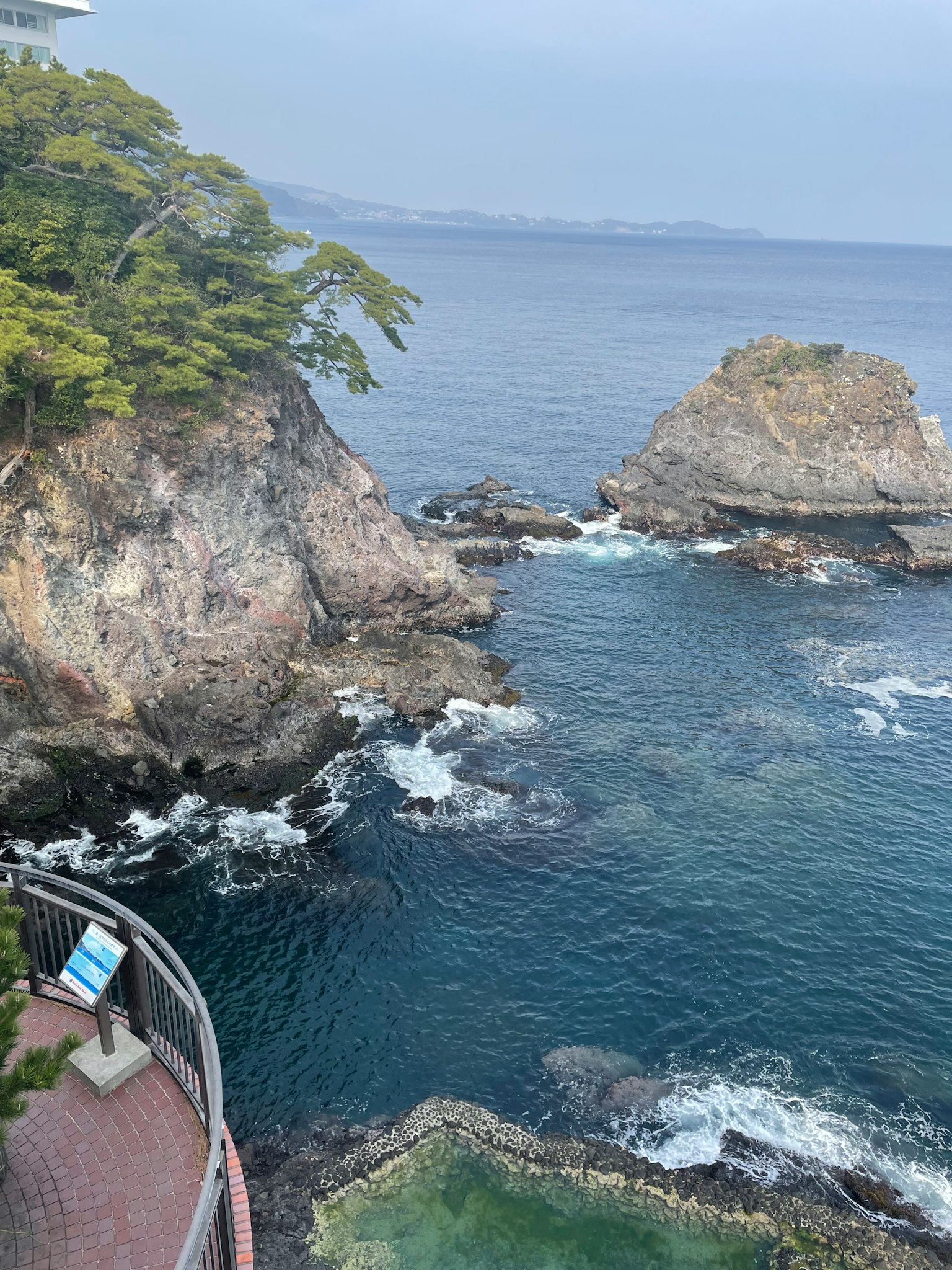 Vue côtière magnifique avec mer bleue et formations rocheuses