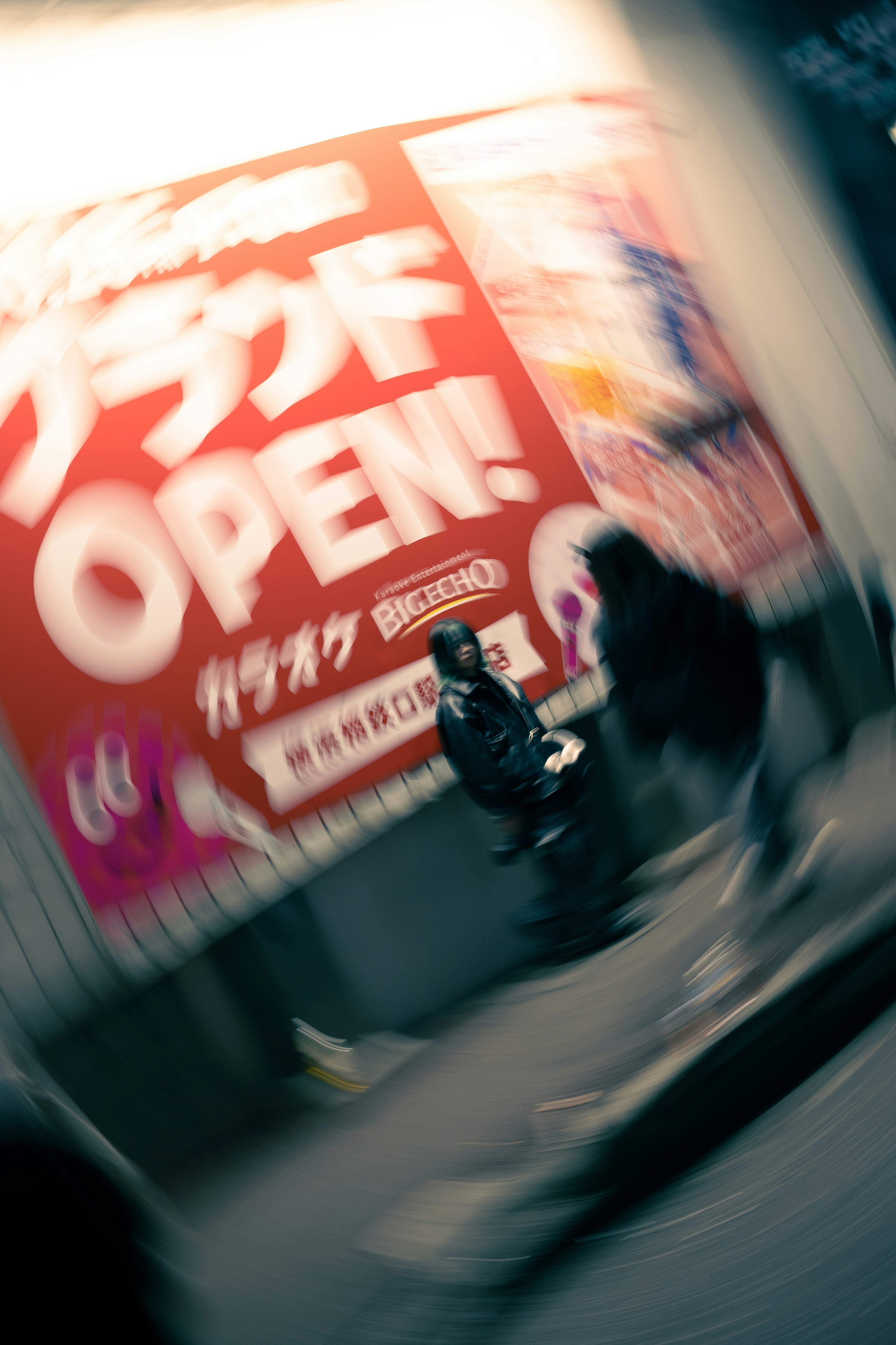 户外街头场景：人物站在红色招牌前