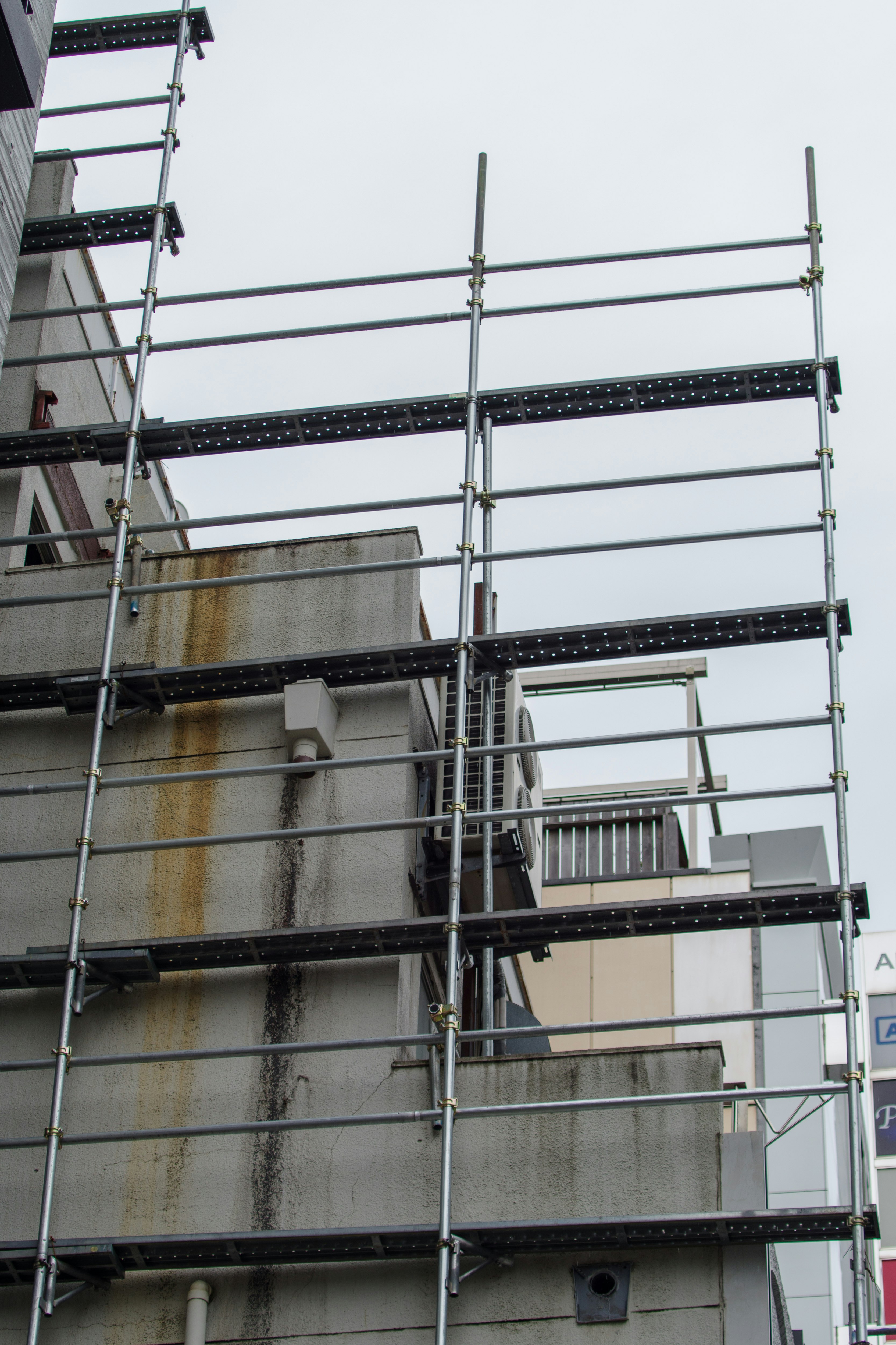 Baugerüst und Außenfassade eines Gebäudes
