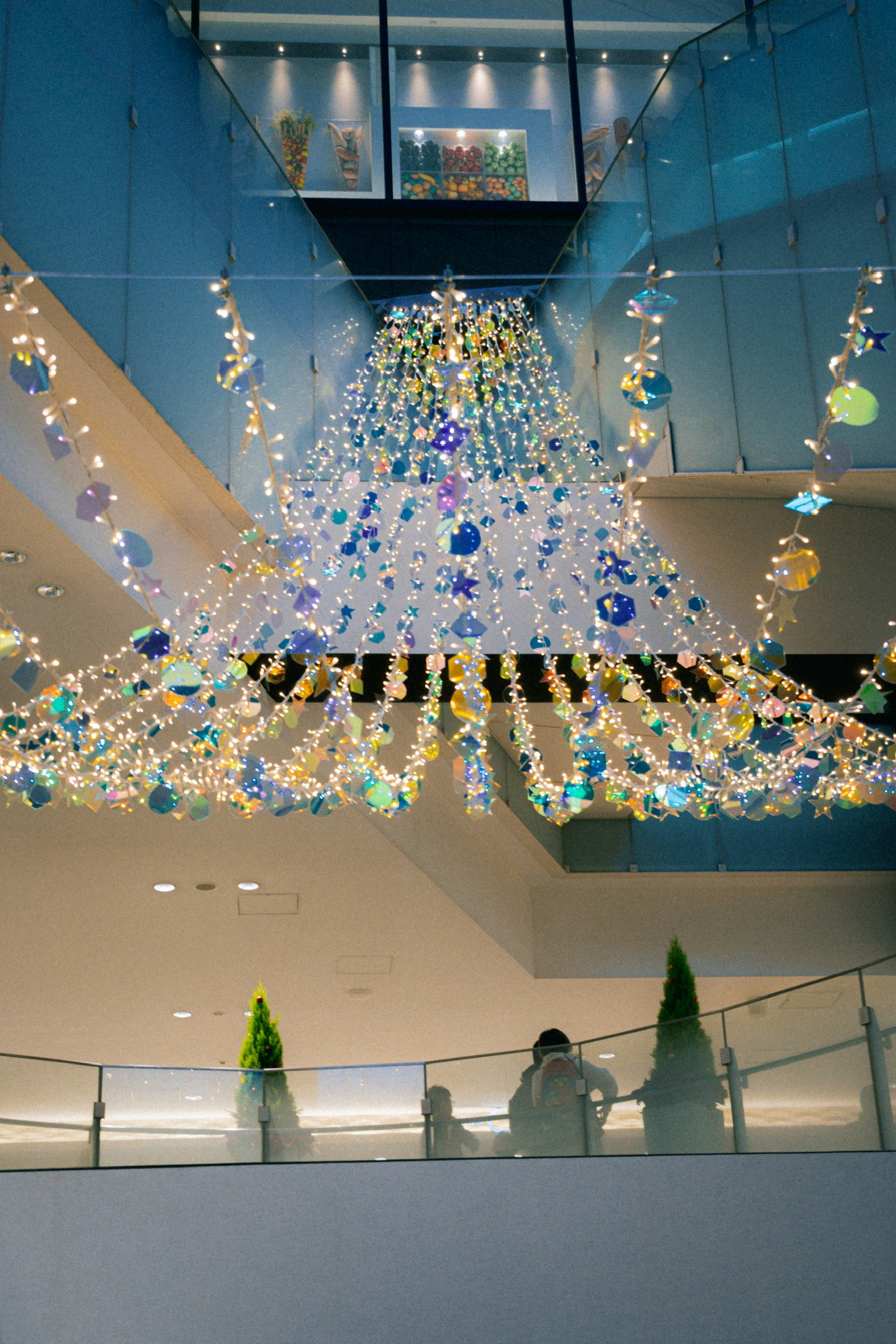 美しいガラスのシャンデリアが吊るされた現代的な建物の内部